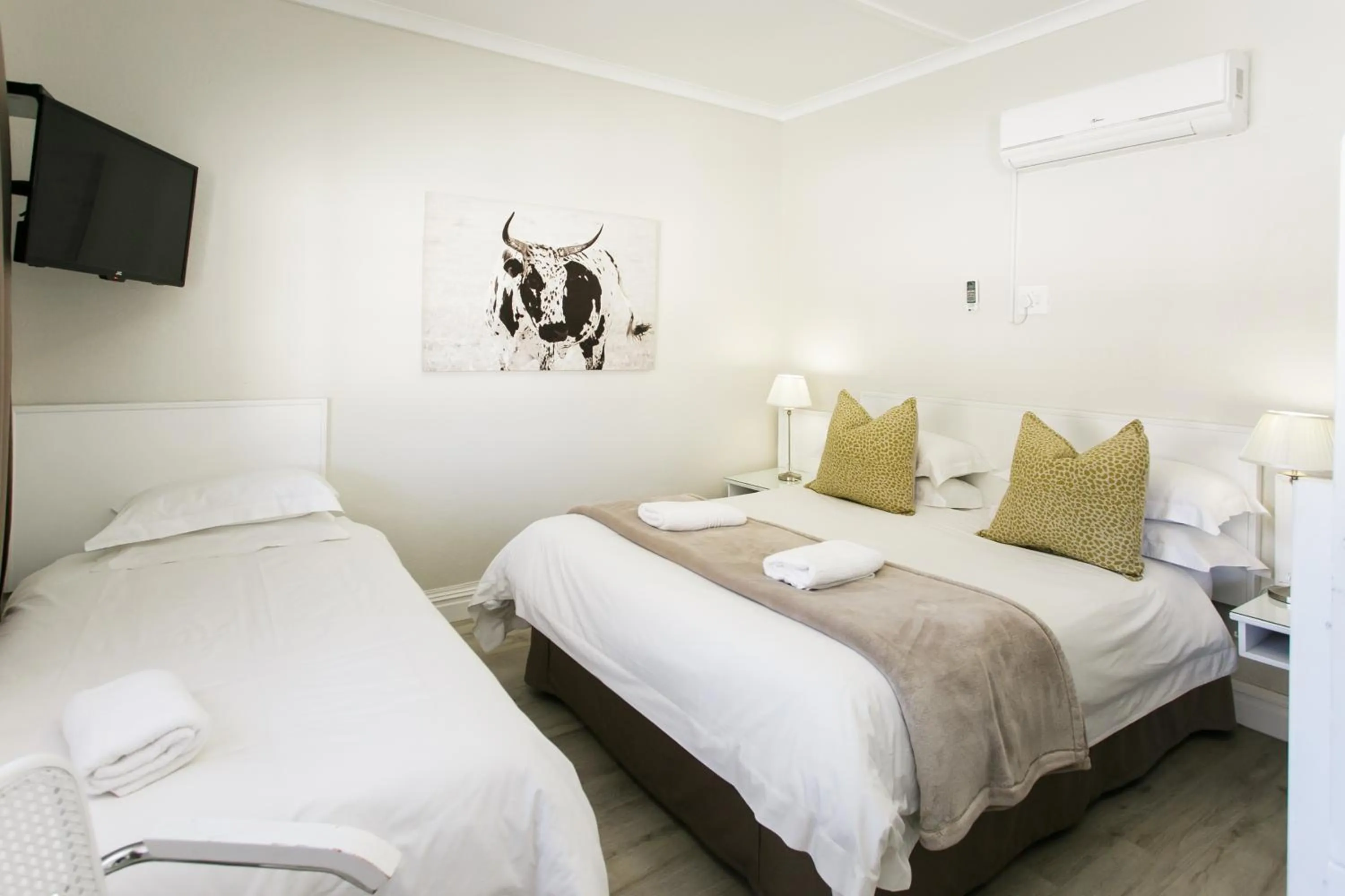 Bedroom, Bed in Wagon Wheel Country Lodge