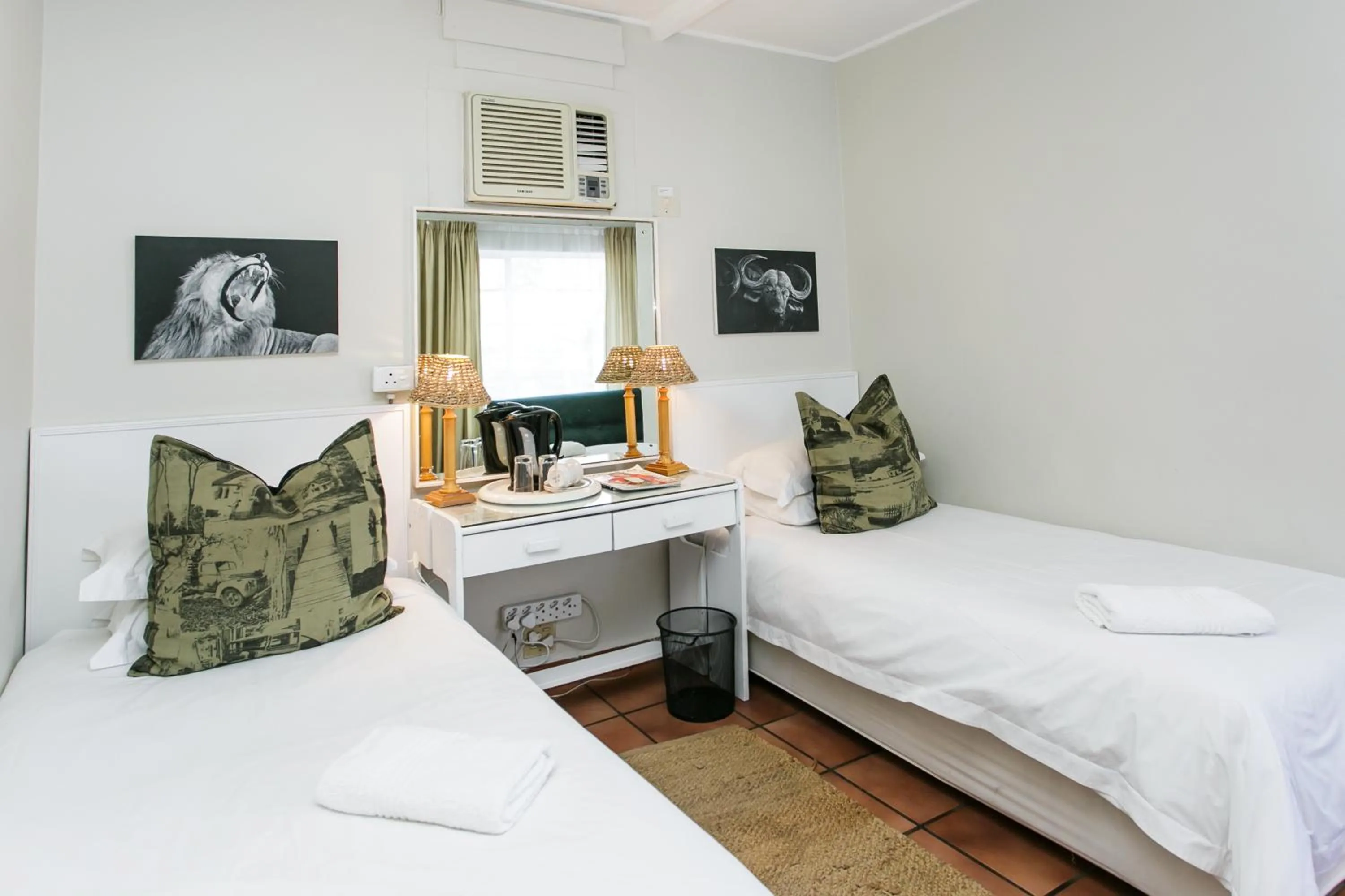 Bedroom, Bed in Wagon Wheel Country Lodge