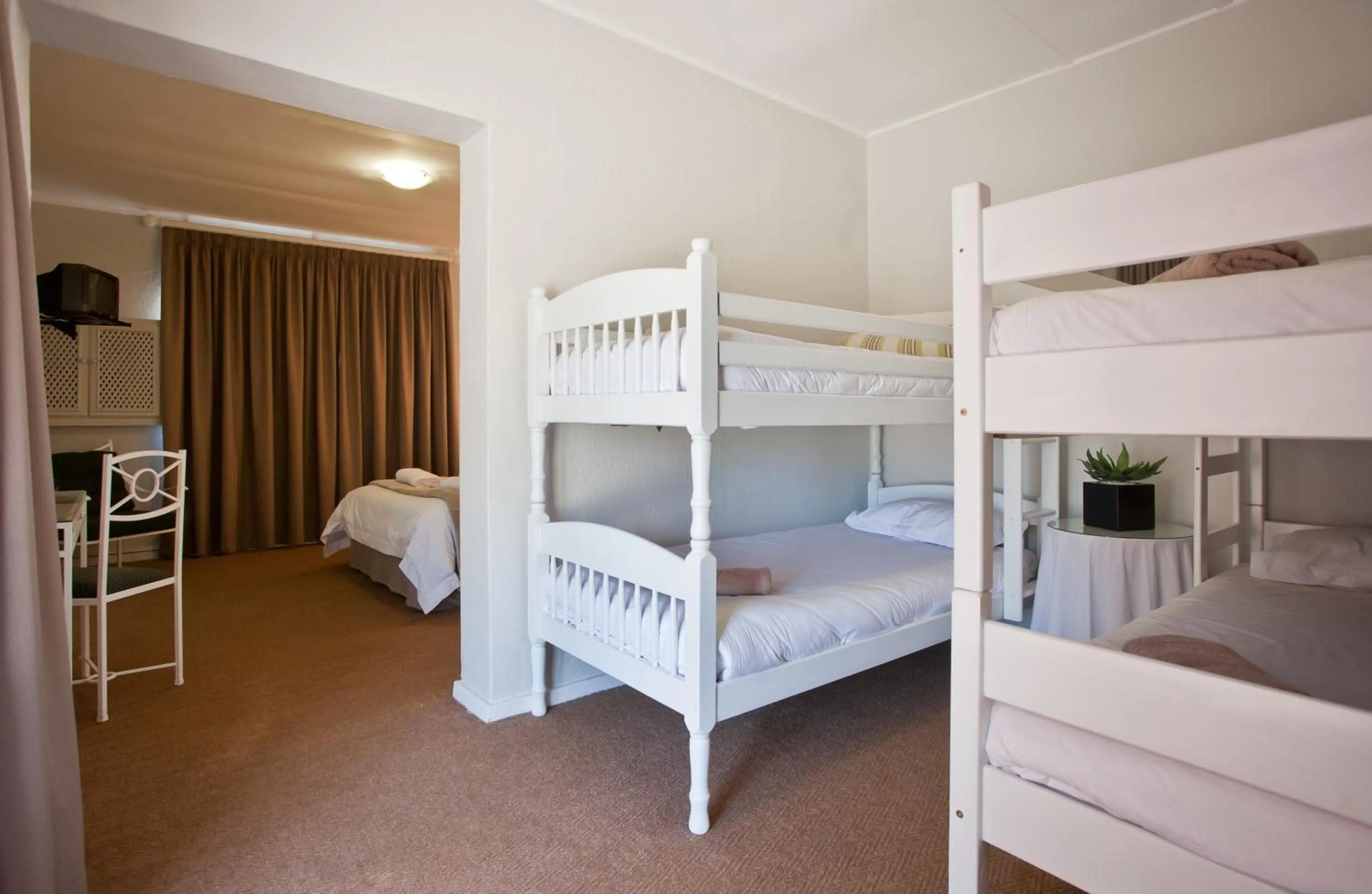 Bedroom, Bed in Wagon Wheel Country Lodge