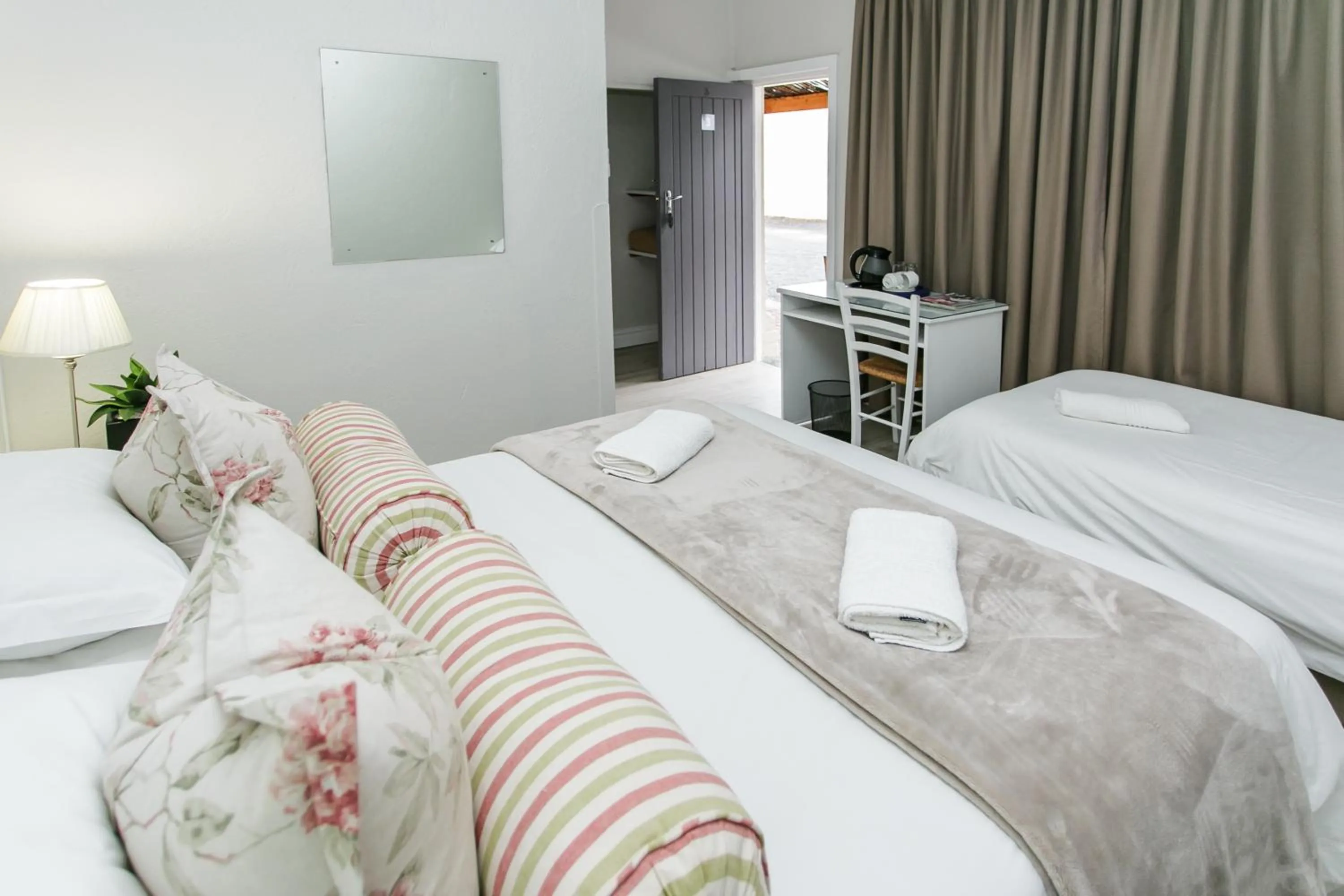 Bedroom, Bed in Wagon Wheel Country Lodge