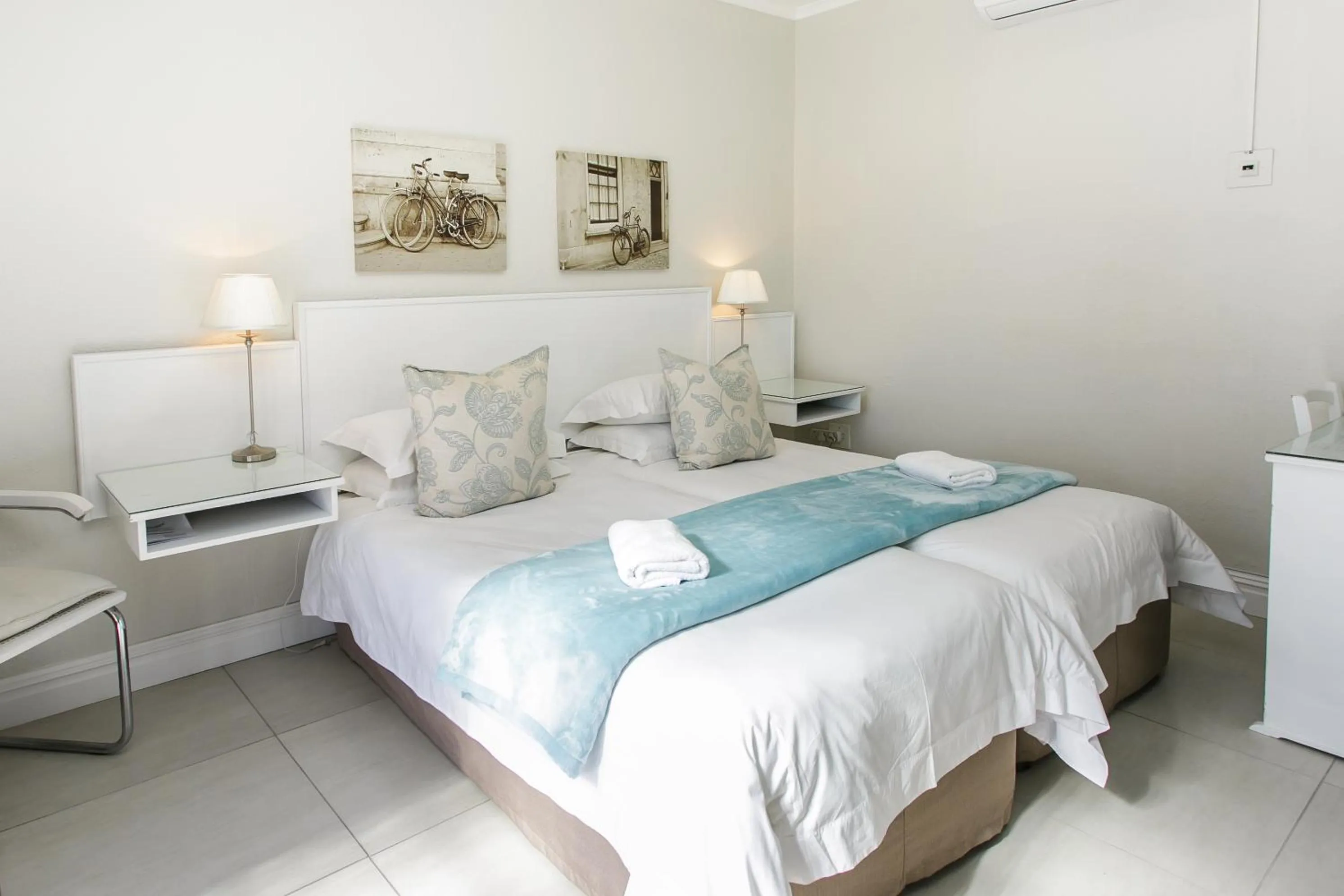 Bedroom, Bed in Wagon Wheel Country Lodge