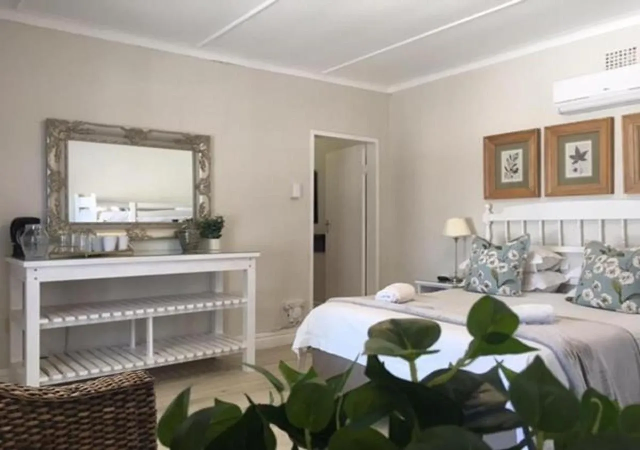 Photo of the whole room, Bed in Wagon Wheel Country Lodge