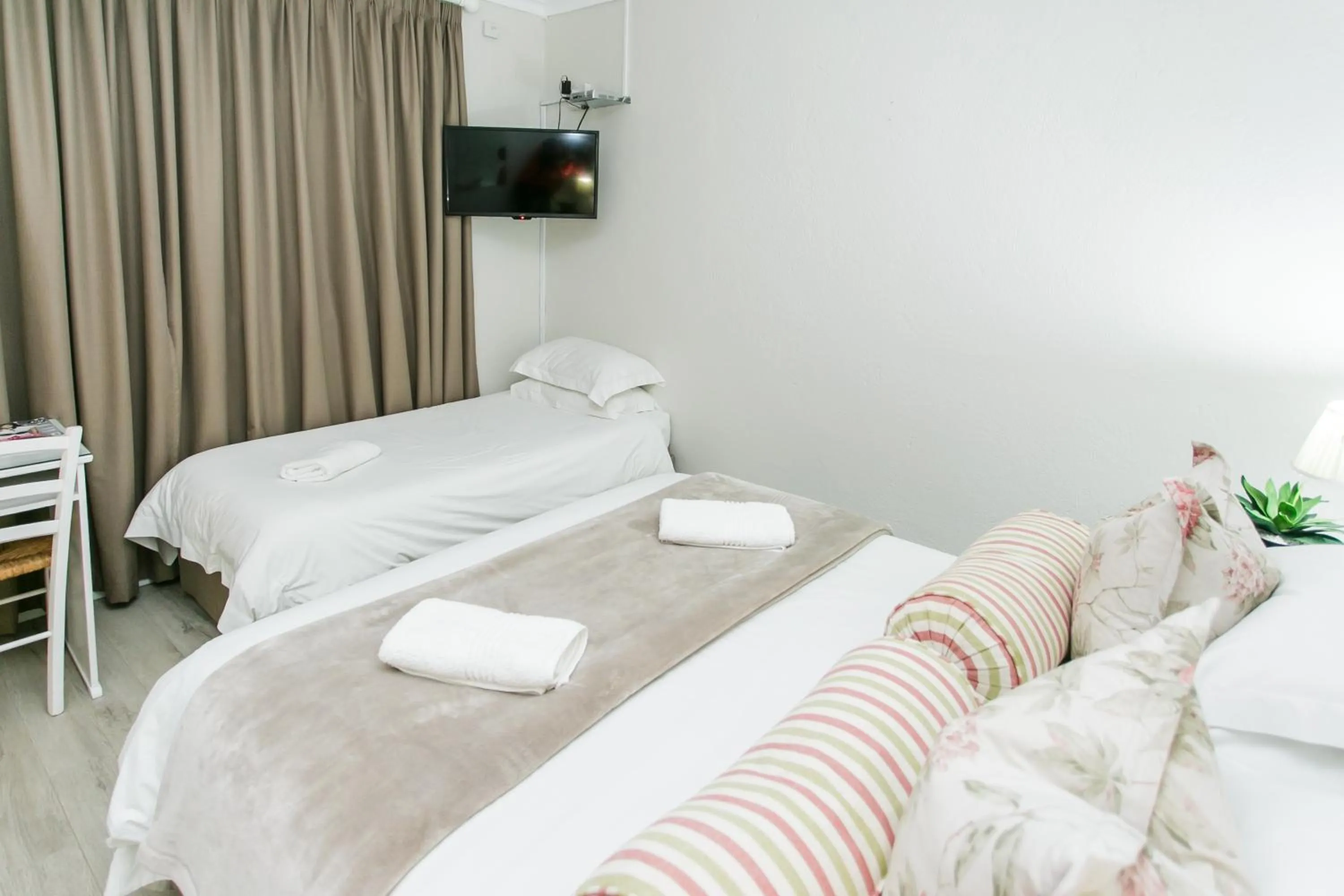 Bedroom, Bed in Wagon Wheel Country Lodge