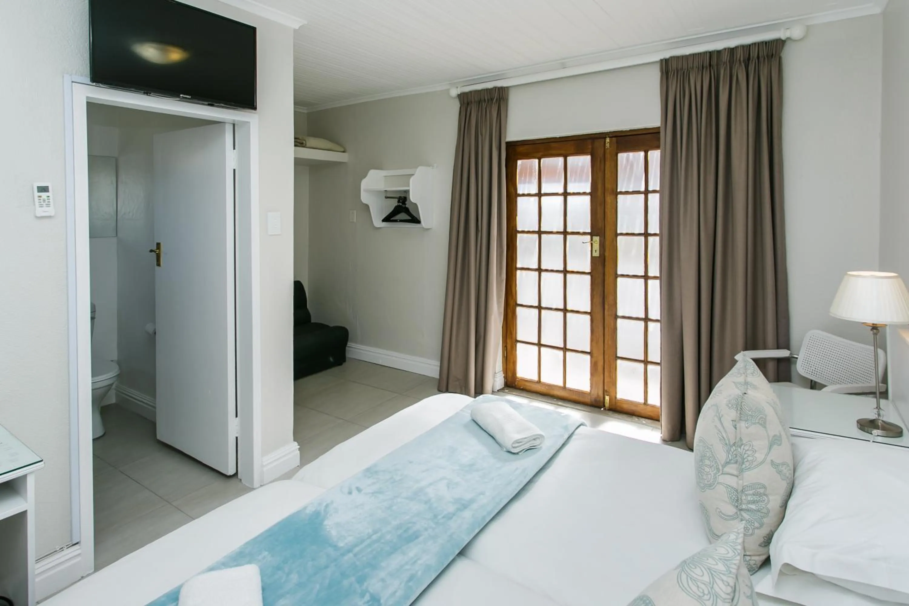 Bedroom, Bed in Wagon Wheel Country Lodge