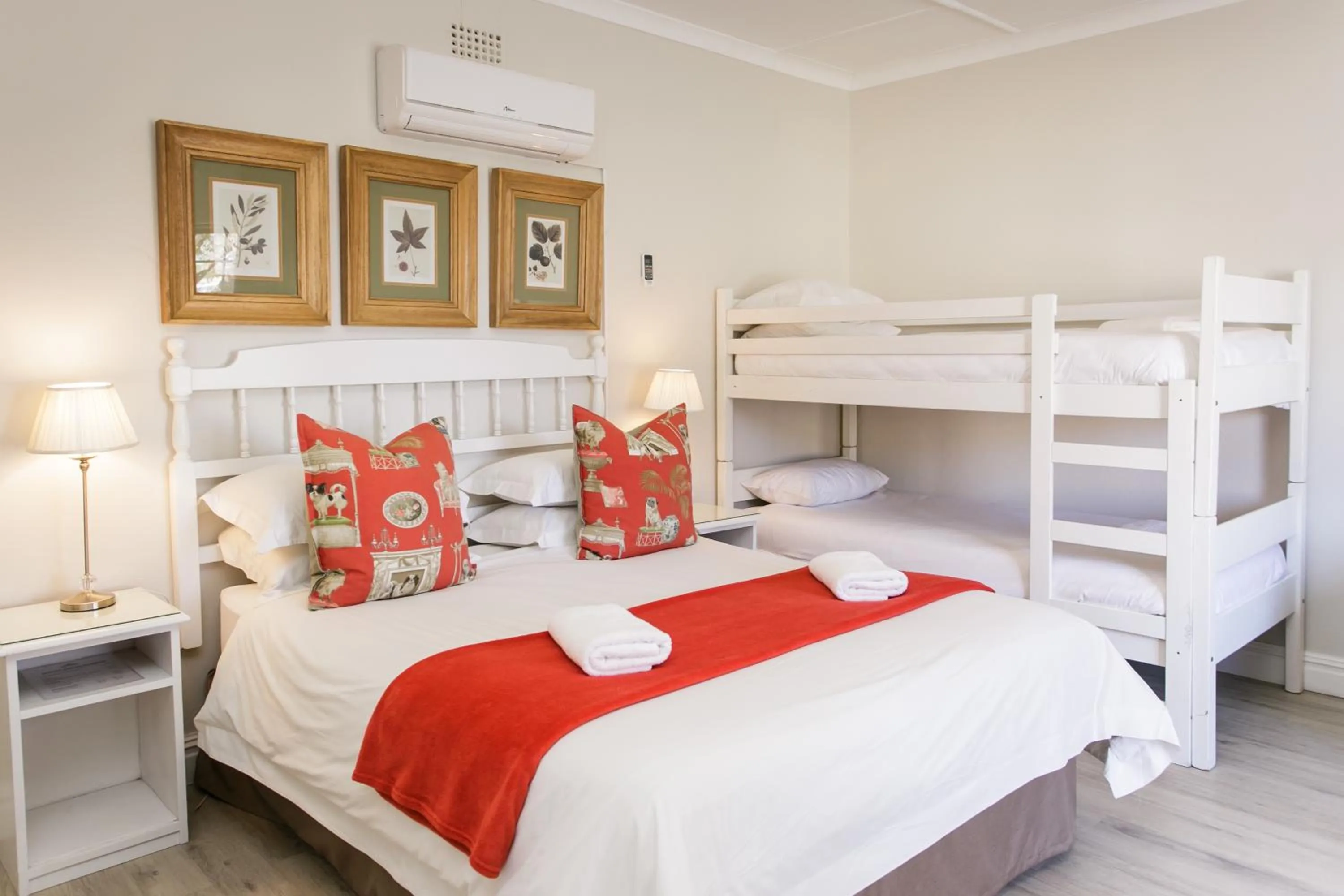 Bedroom, Bed in Wagon Wheel Country Lodge