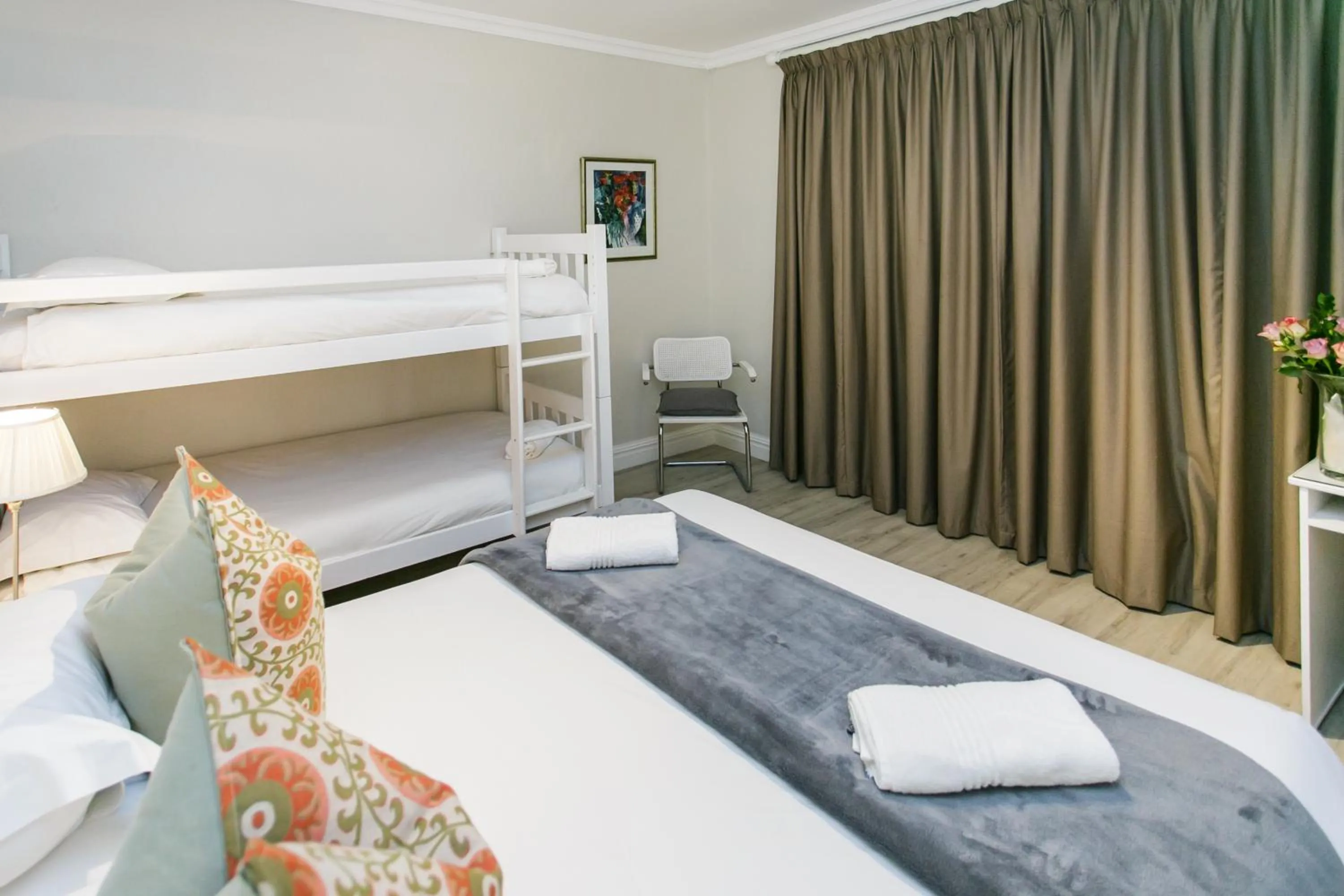 Bedroom, Bed in Wagon Wheel Country Lodge