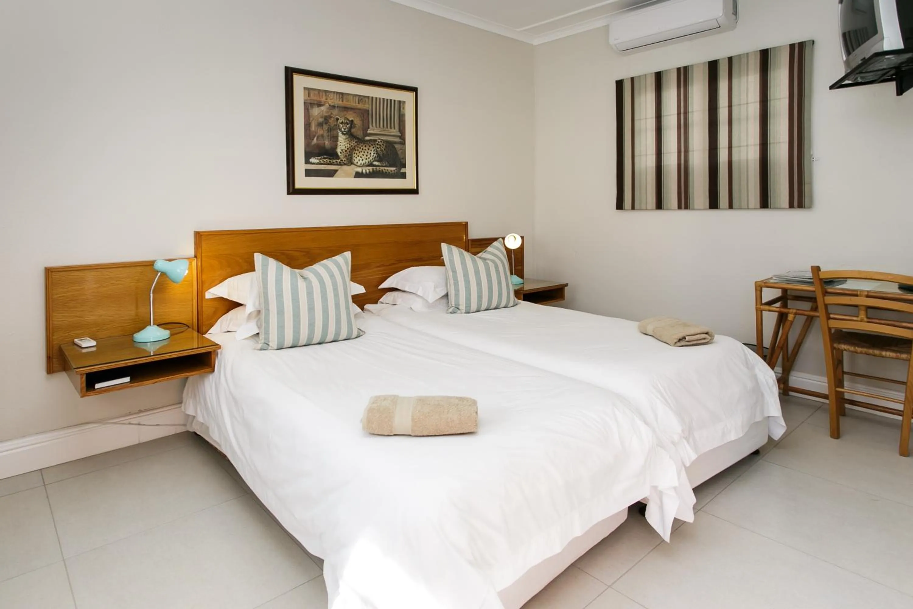 Bedroom, Bed in Wagon Wheel Country Lodge