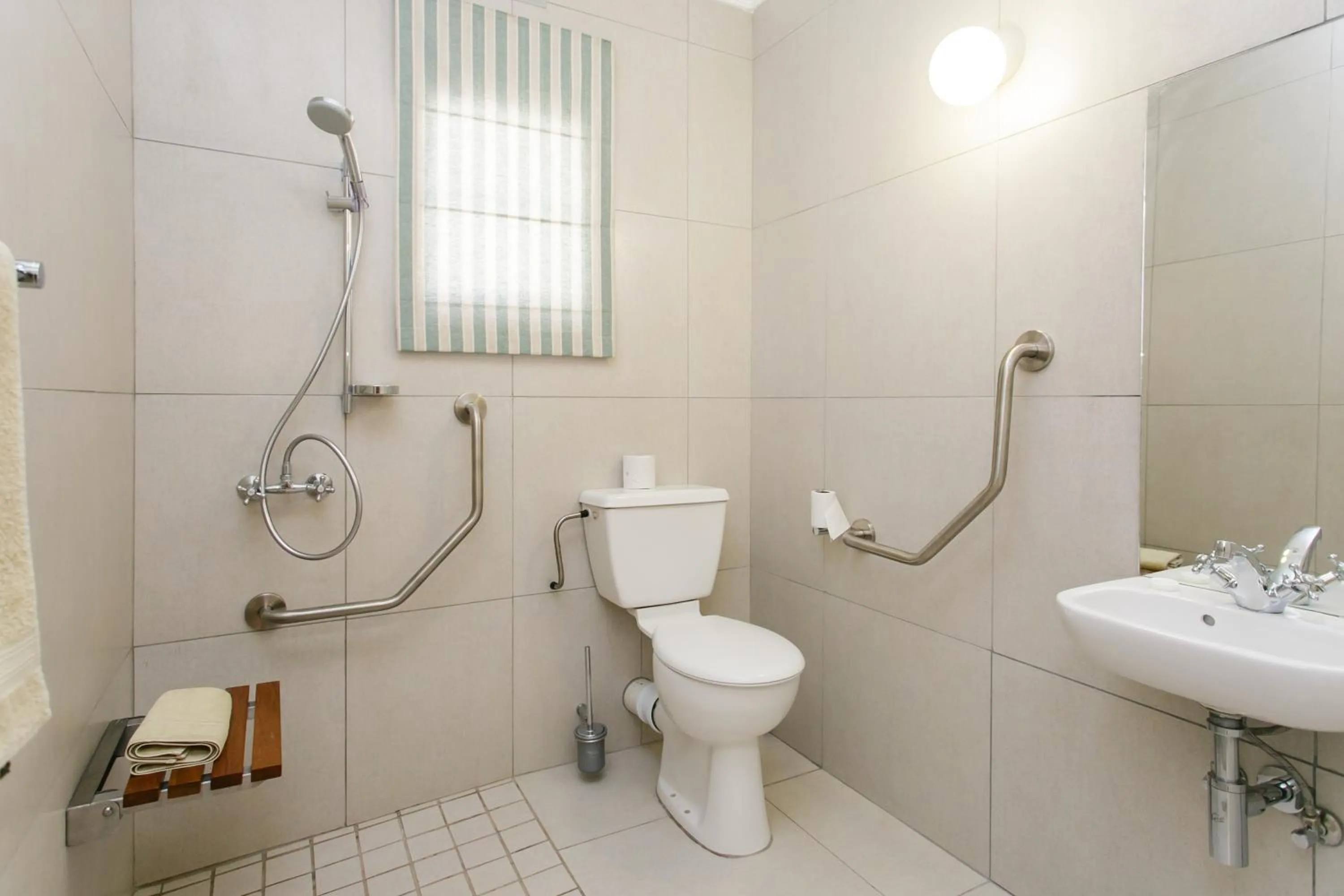 Bathroom in Wagon Wheel Country Lodge