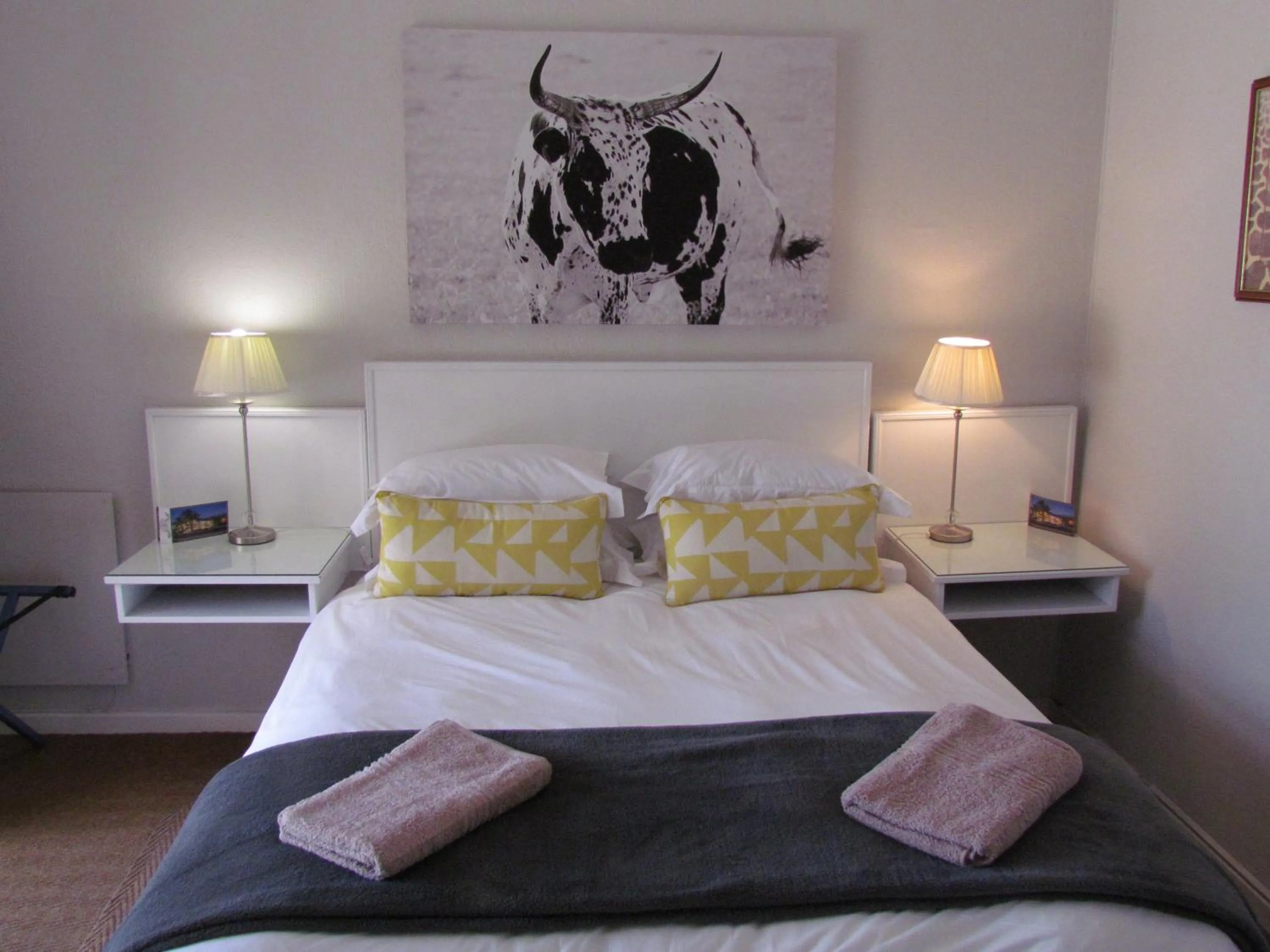 Bedroom, Bed in Wagon Wheel Country Lodge