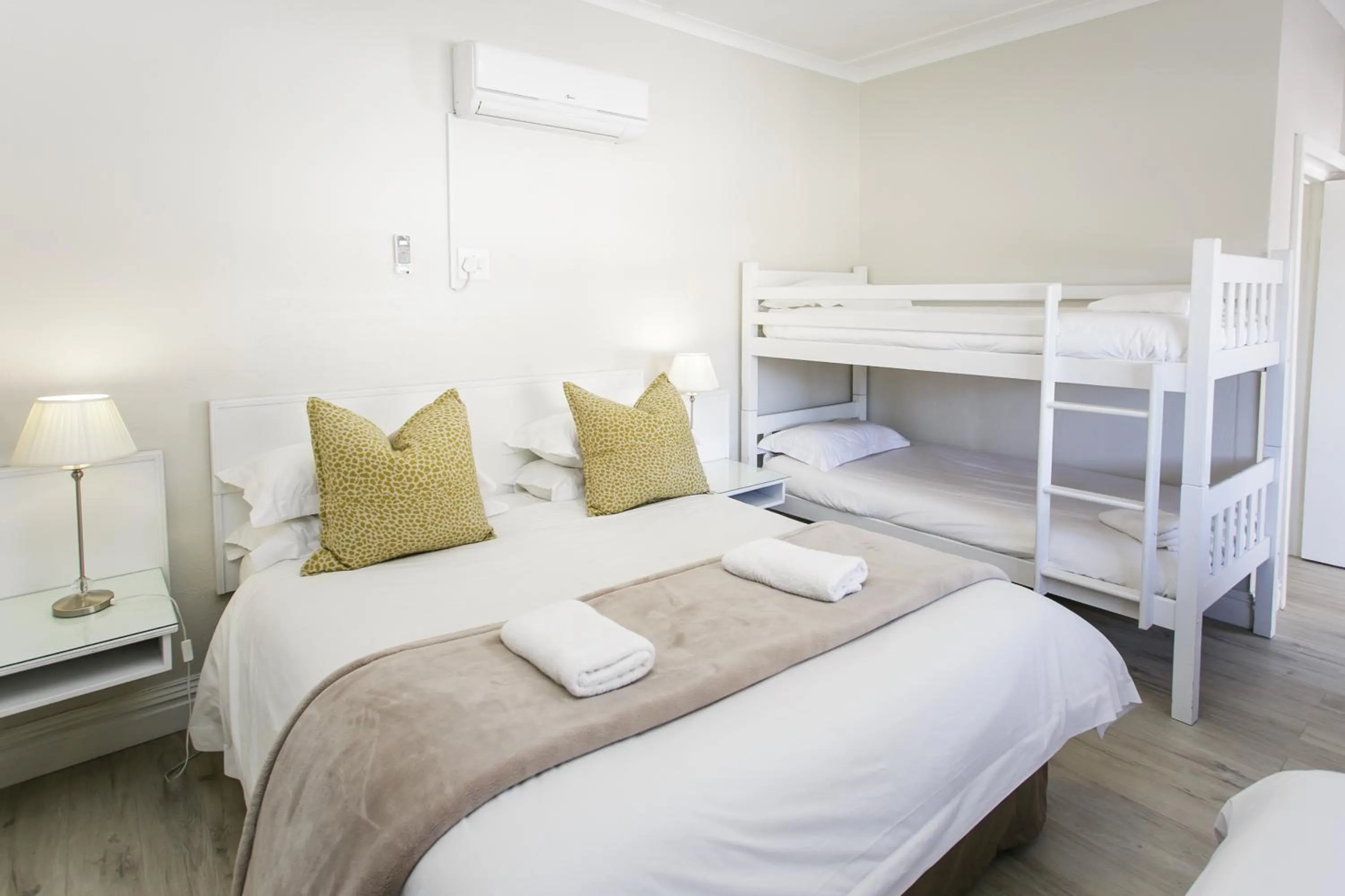 Bed in Wagon Wheel Country Lodge