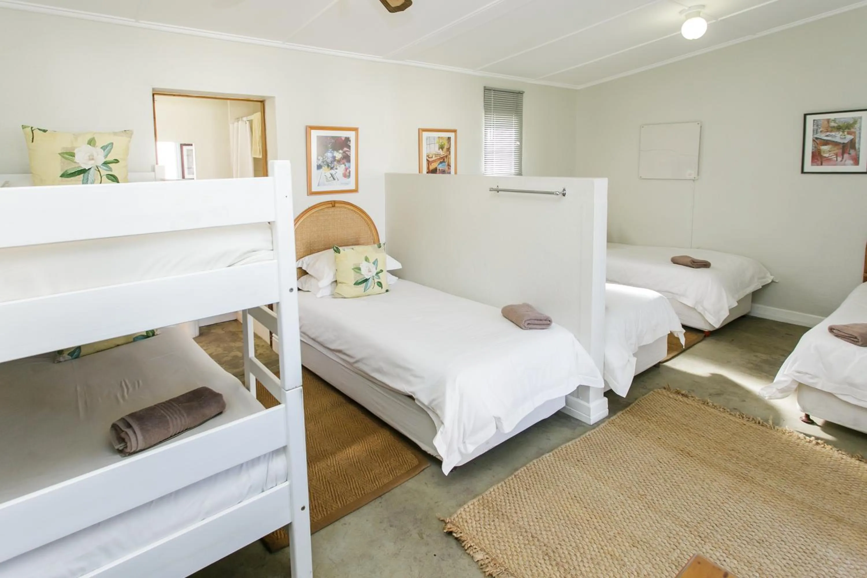 Photo of the whole room, Bed in Wagon Wheel Country Lodge