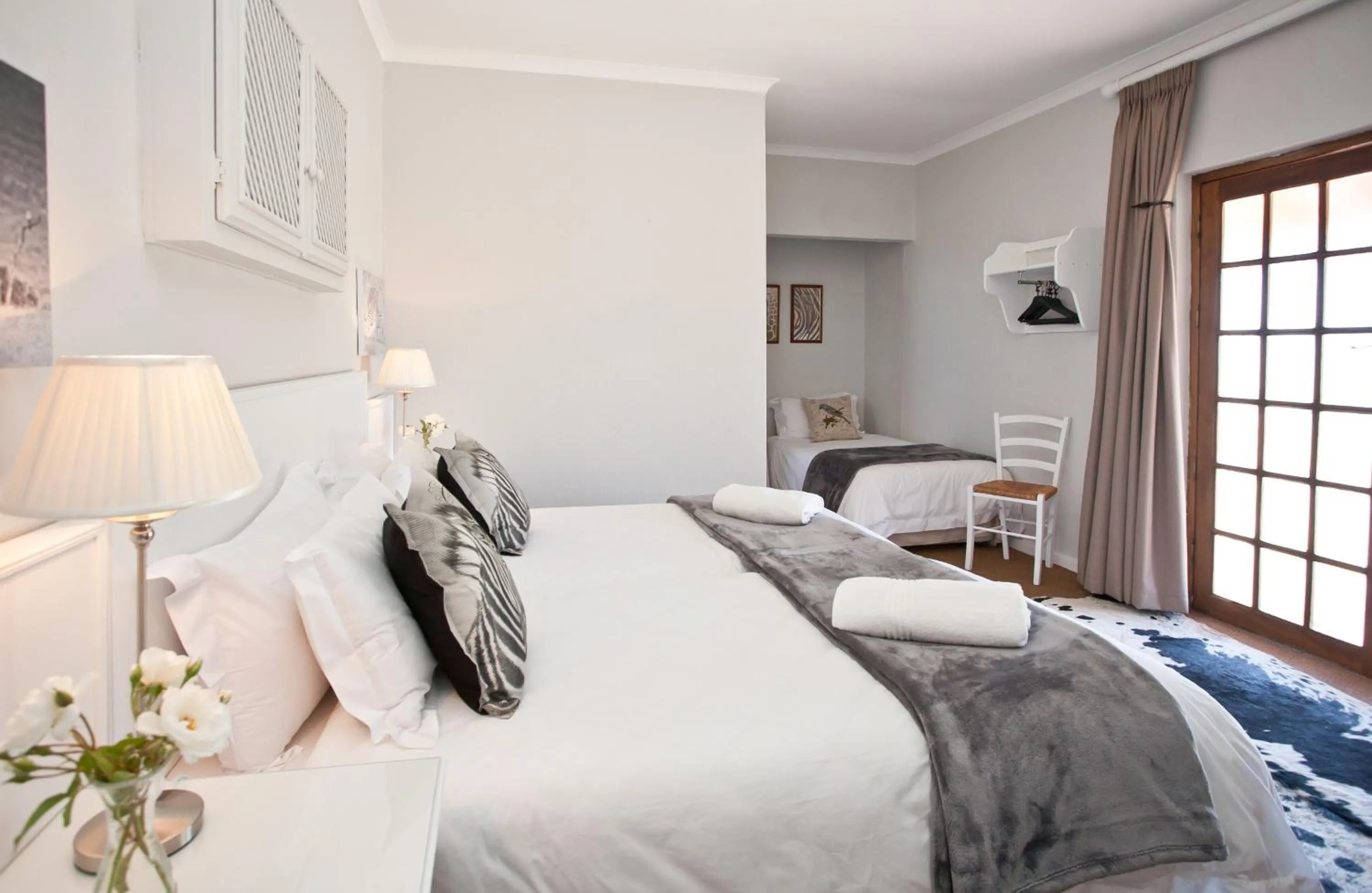 Bedroom, Bed in Wagon Wheel Country Lodge