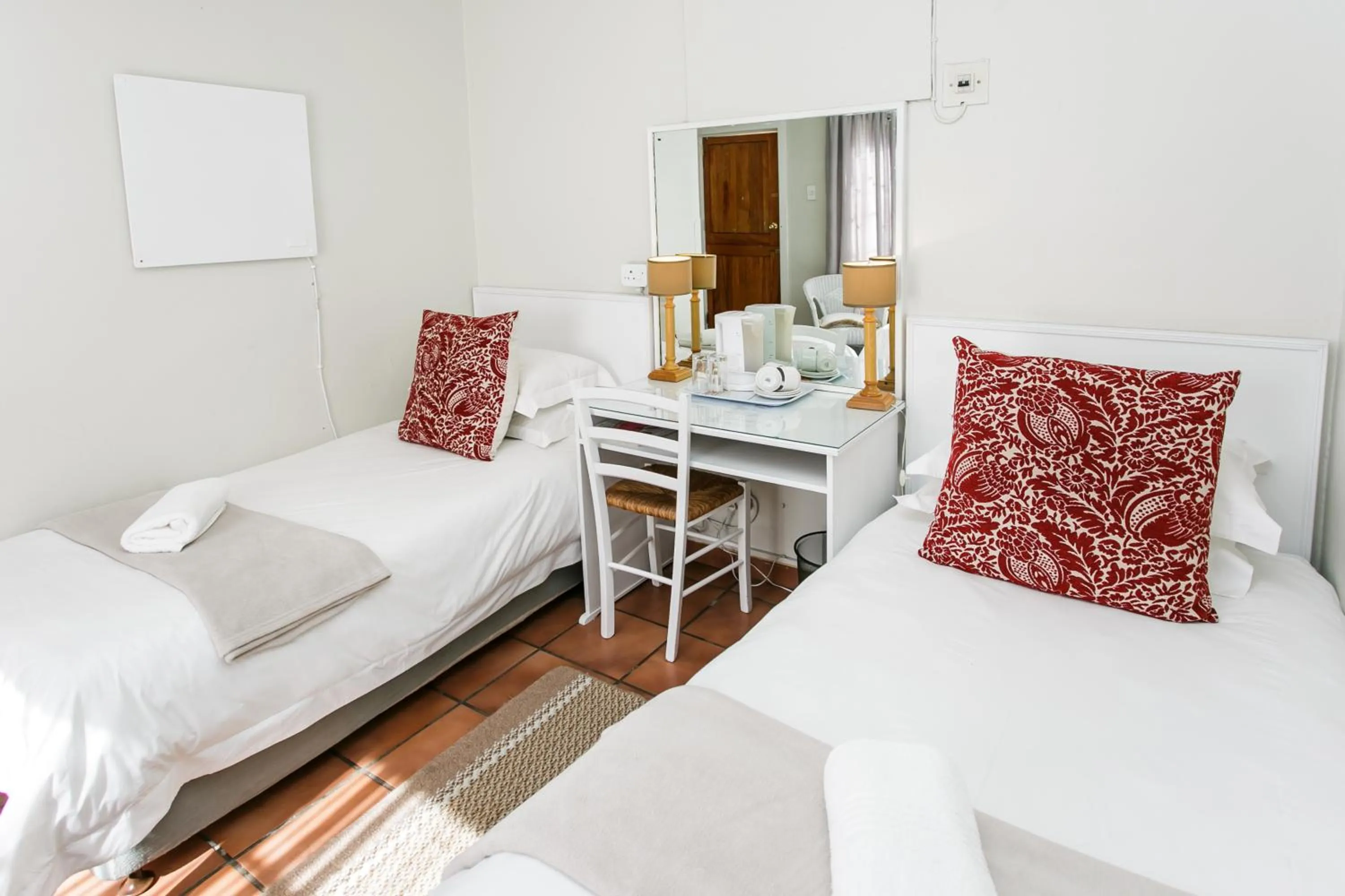 Bedroom, Bed in Wagon Wheel Country Lodge