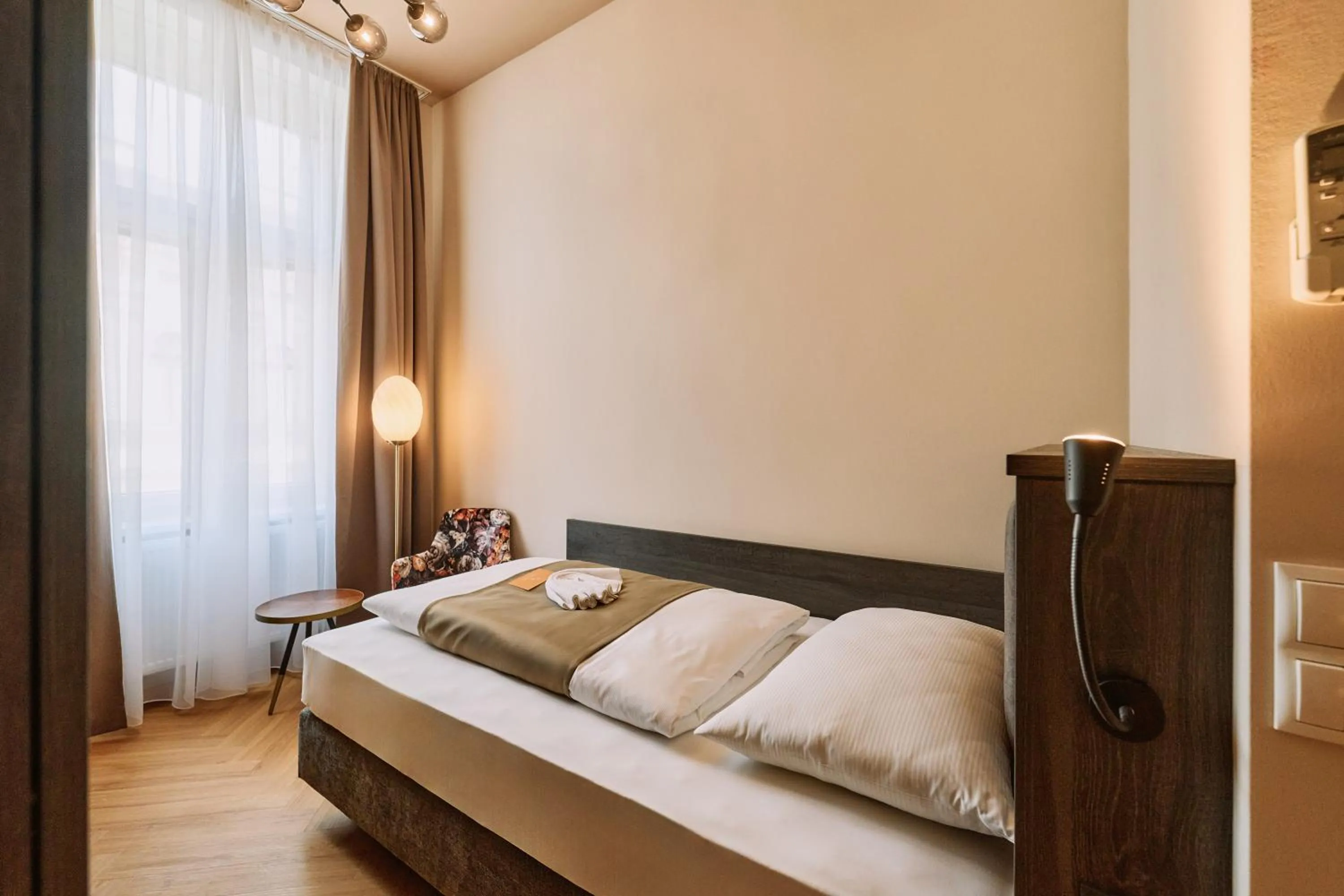 Bed in Urban Rooms Rathaus - Self Check-In