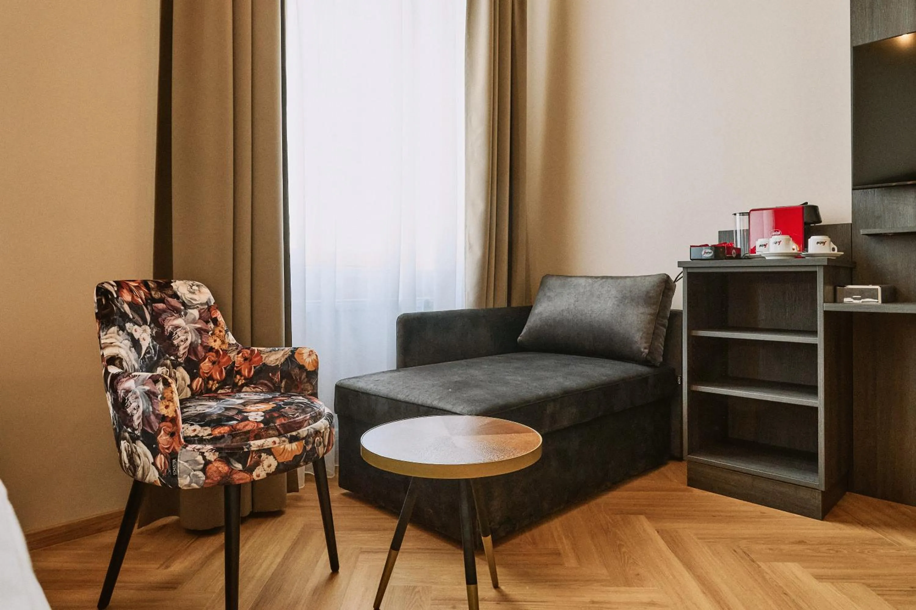 Seating area in Urban Rooms Rathaus - Self Check-In