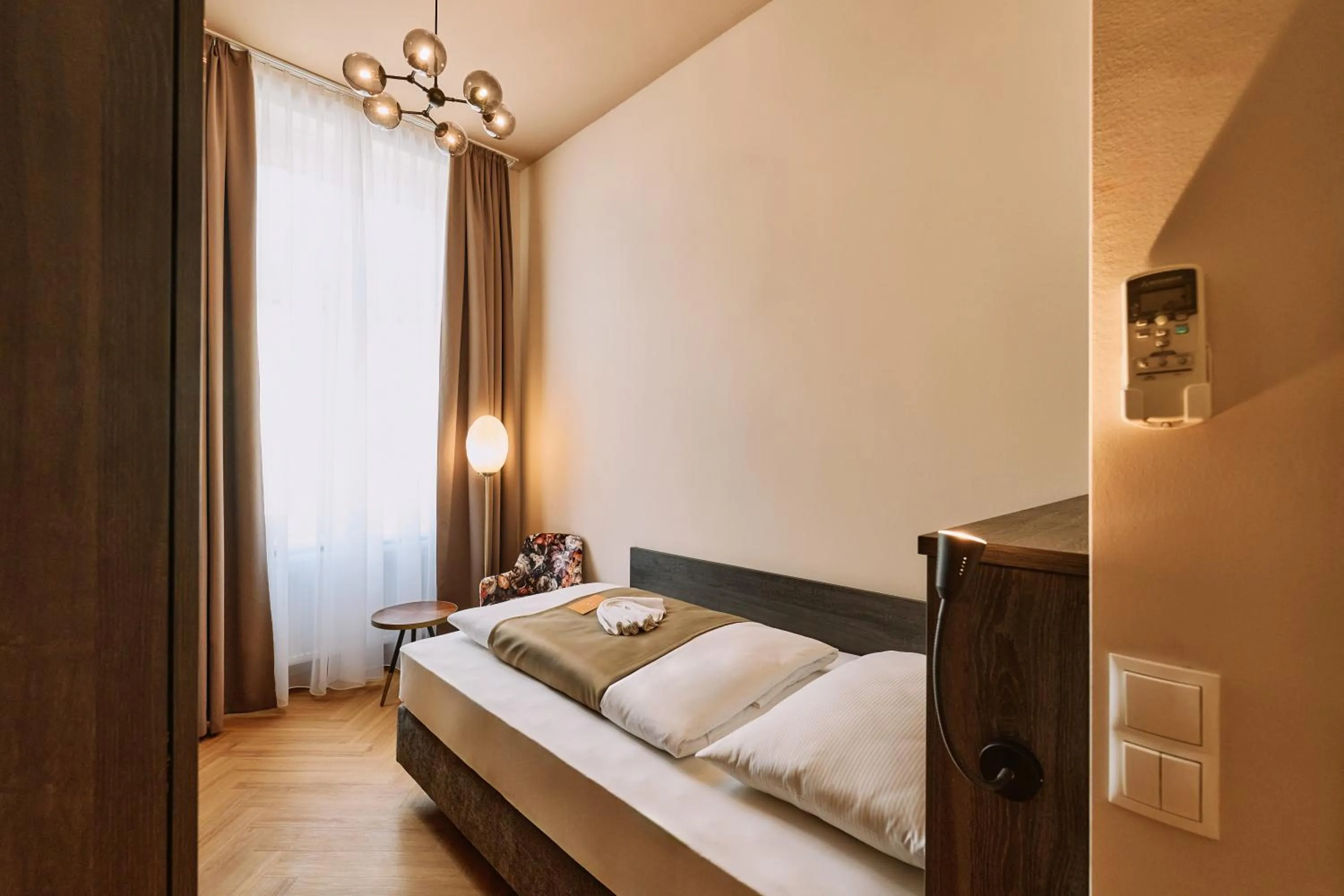 Bedroom, Bed in Urban Rooms Rathaus - Self Check-In