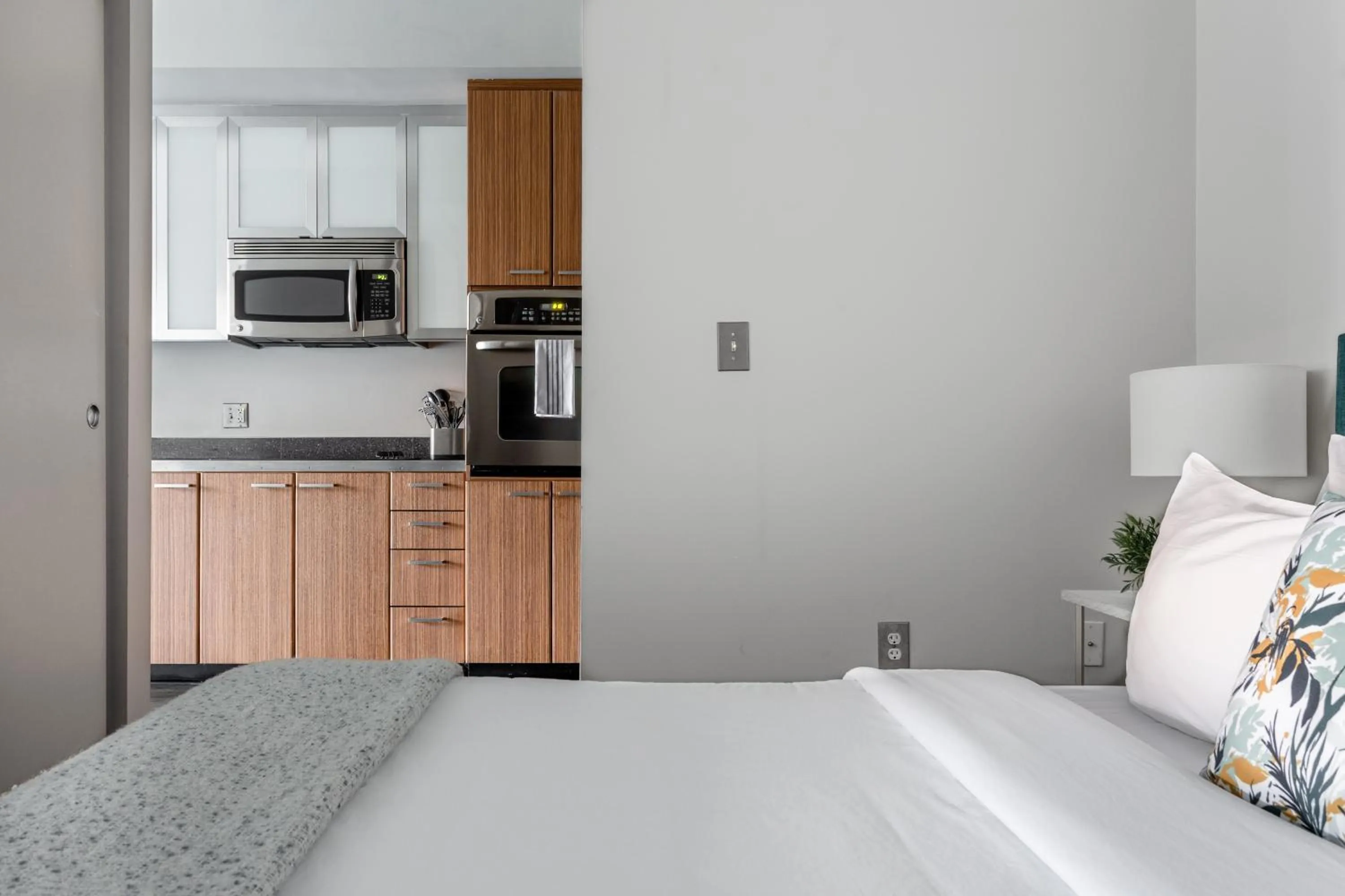 Kitchen or kitchenette, Bed in Mint House Nashville - The Gulch - 11th Ave S