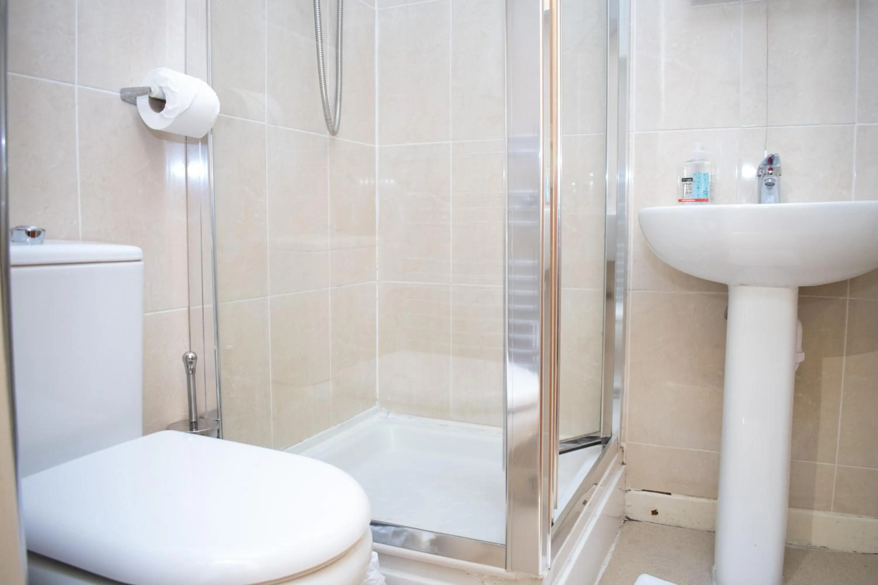 Bathroom in Royal Square Hotel - NEC & Birmingham Airport