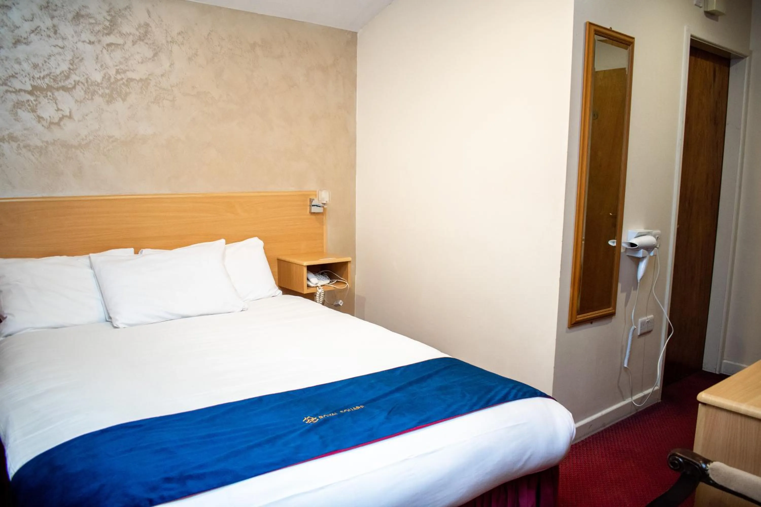 Bedroom, Bed in Royal Square Hotel - NEC & Birmingham Airport