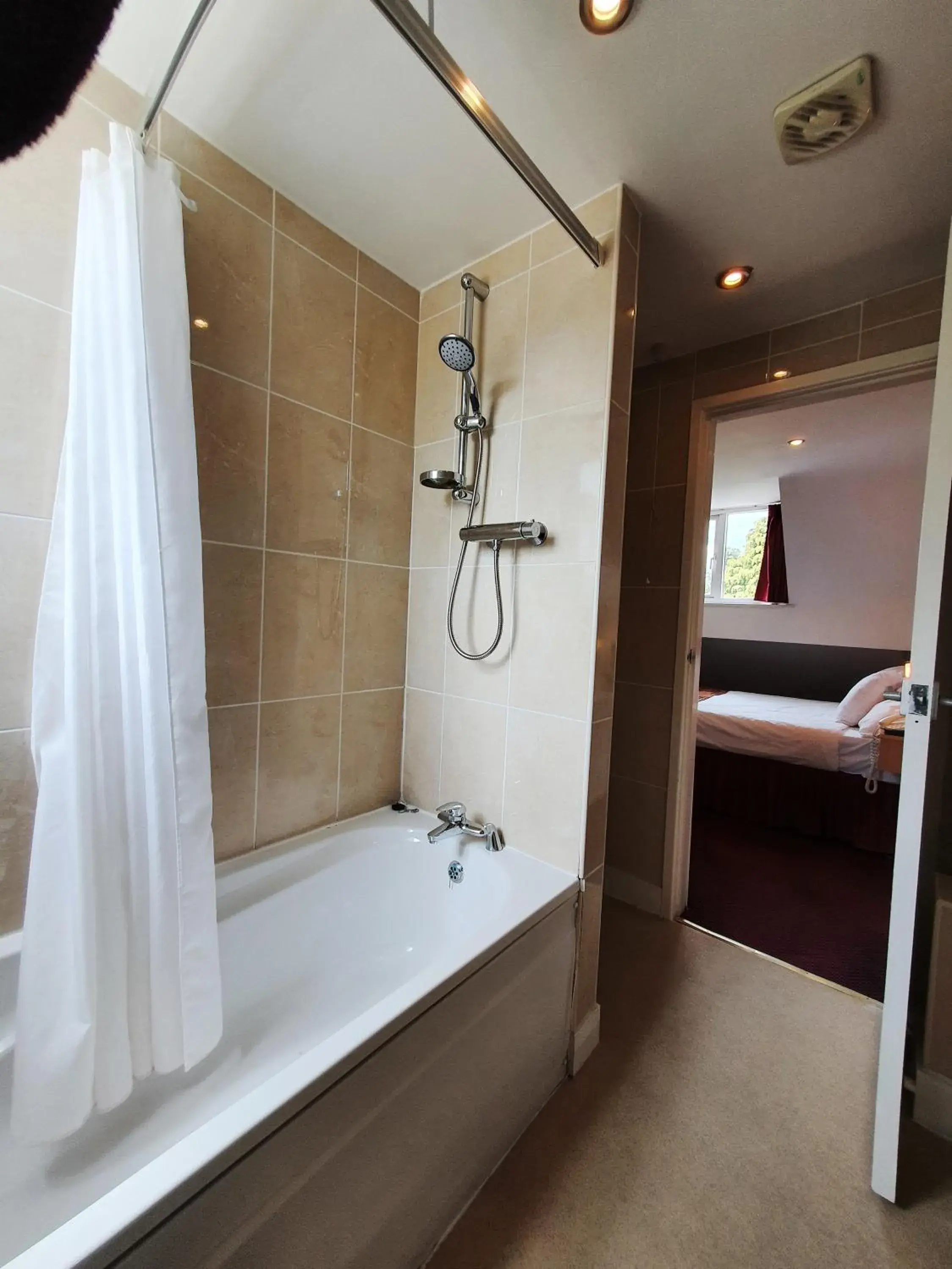 Bathroom in Royal Square Hotel - NEC & Birmingham Airport