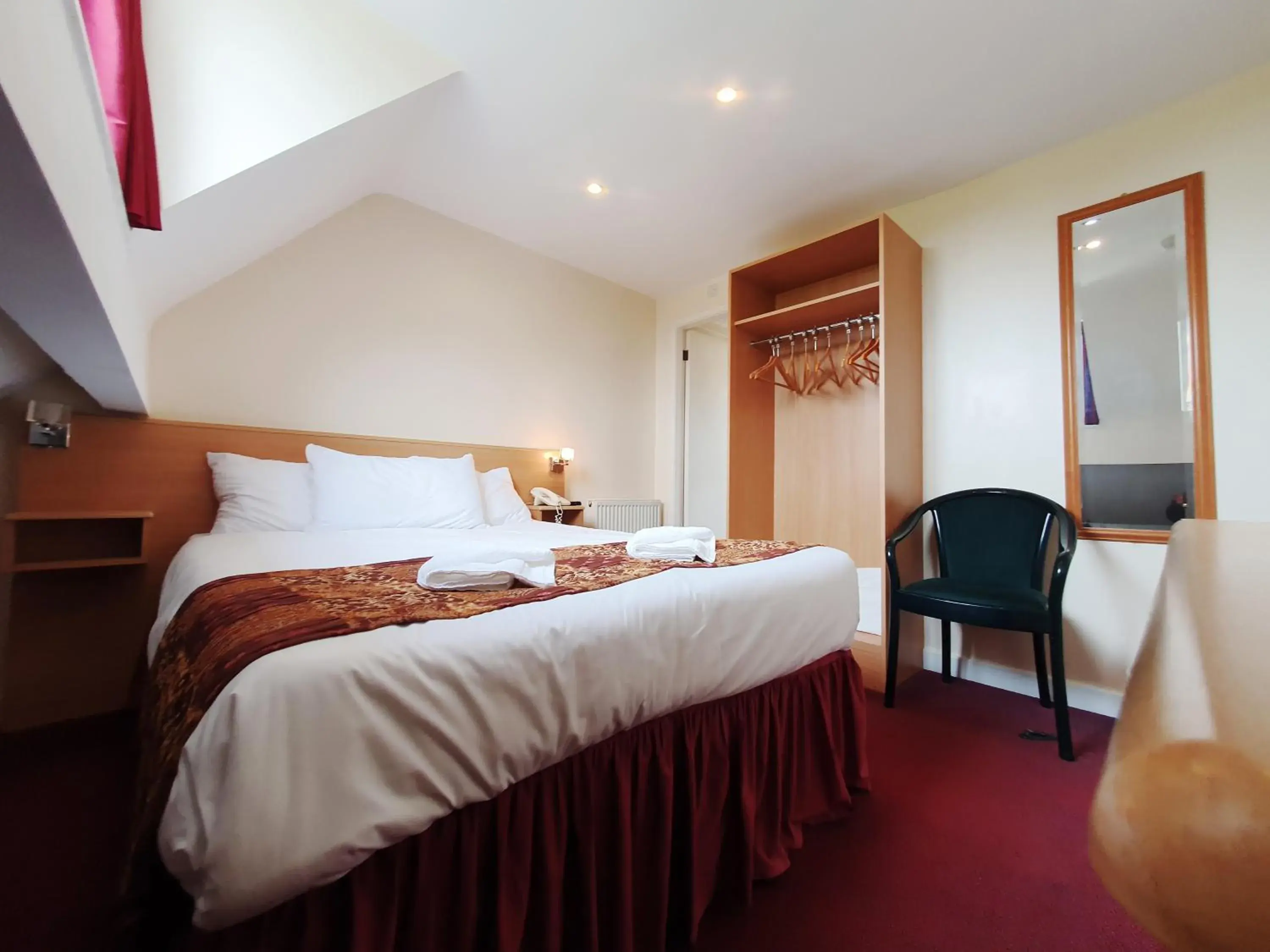 Bedroom, Bed in Royal Square Hotel - NEC & Birmingham Airport