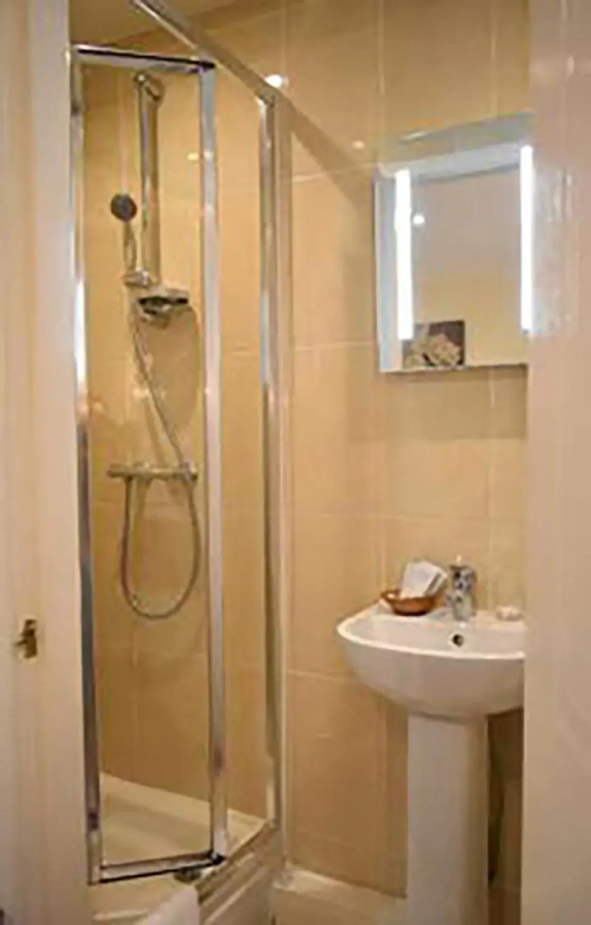 Bathroom in Royal Square Hotel - NEC & Birmingham Airport