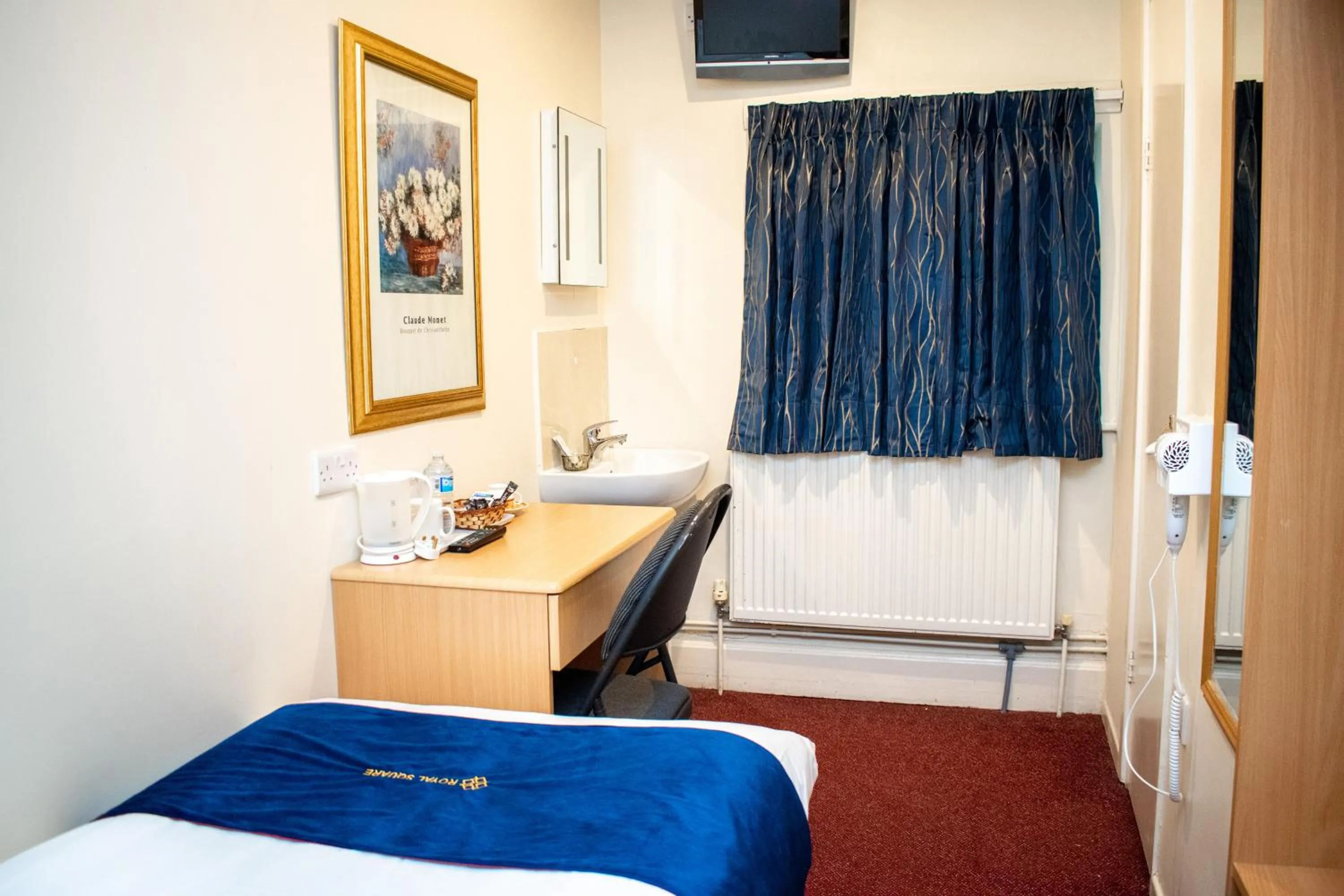 Photo of the whole room, Bed in Royal Square Hotel - NEC & Birmingham Airport