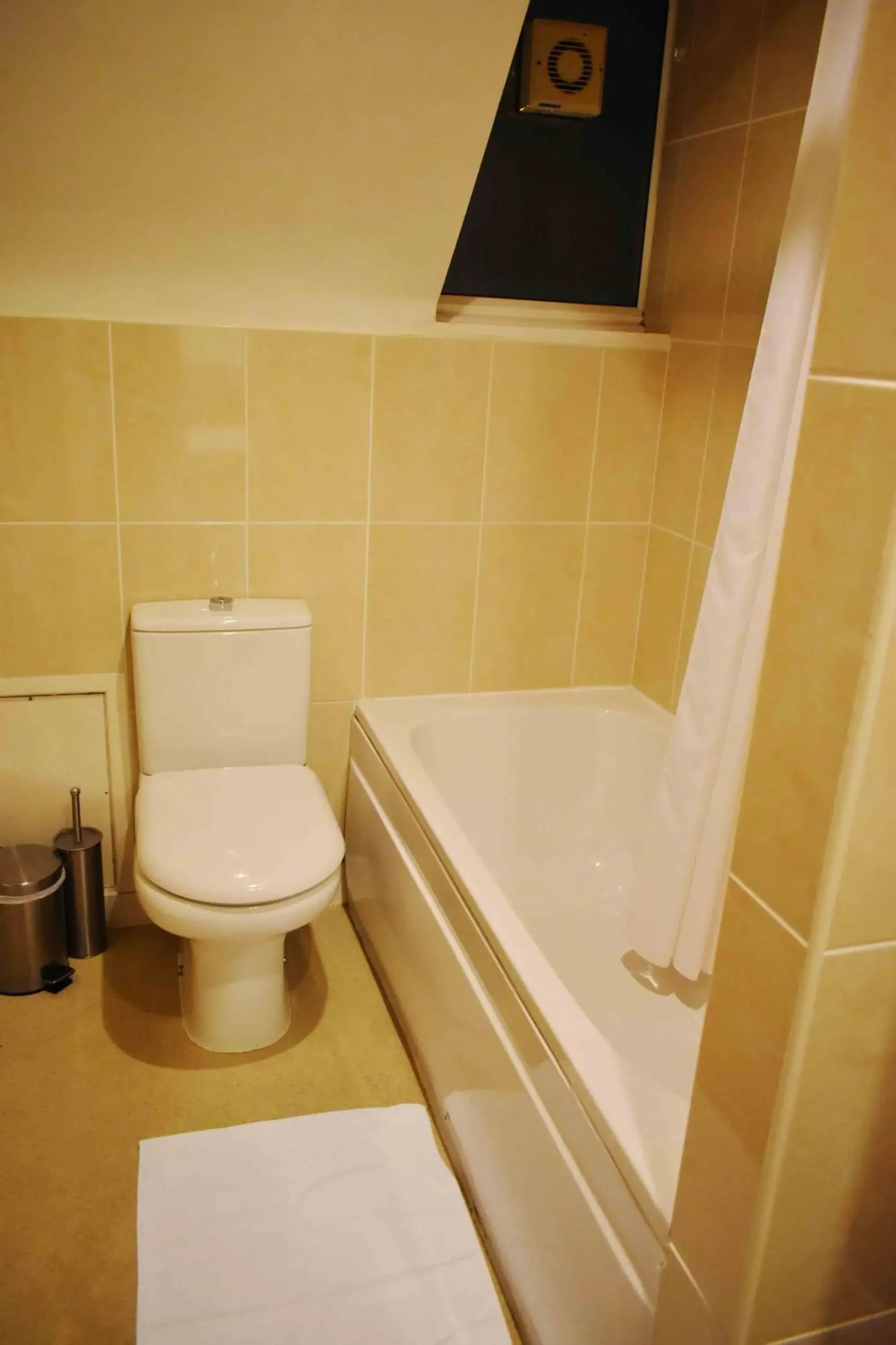 Bath, Bathroom in Royal Square Hotel - NEC & Birmingham Airport