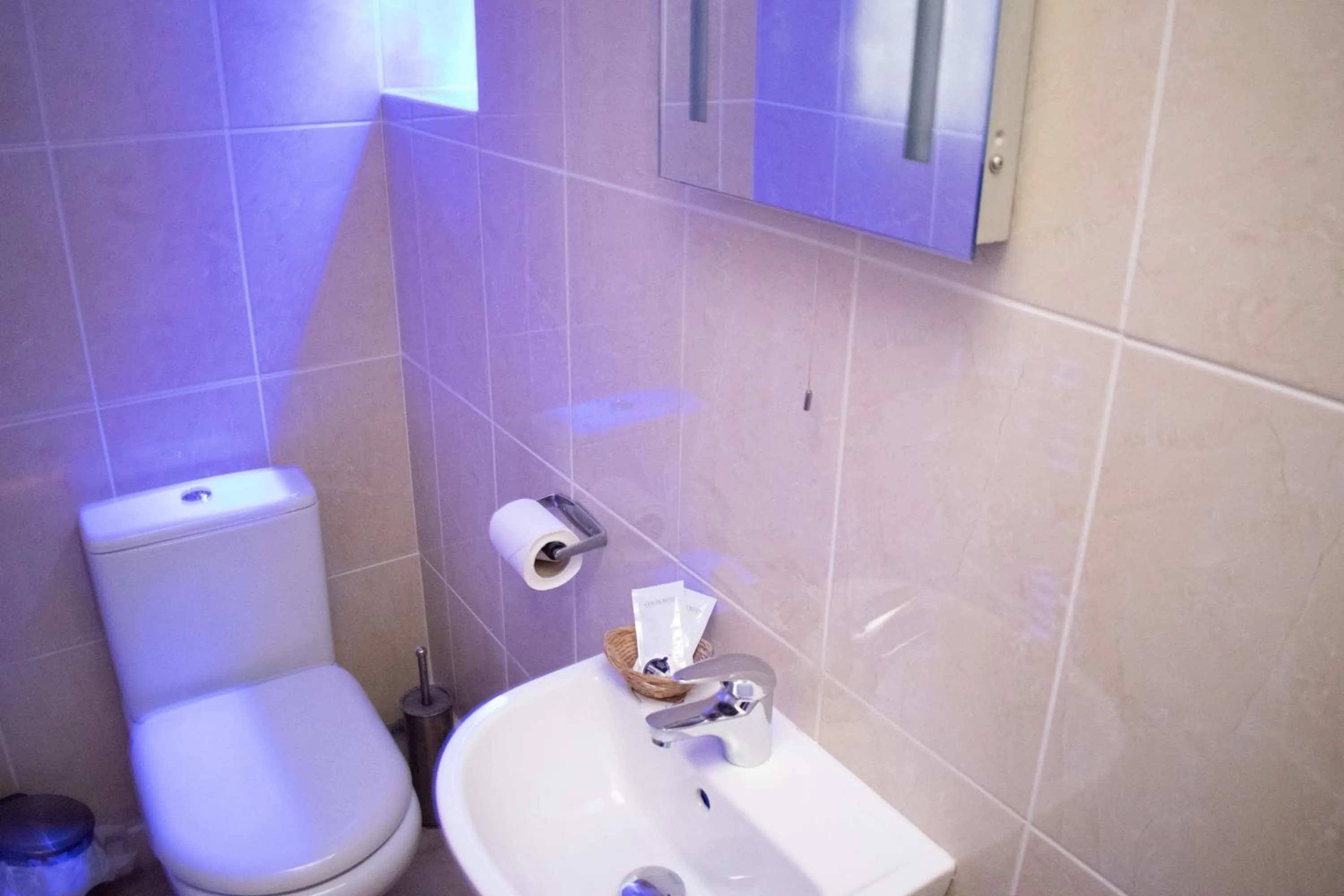 Bathroom in Royal Square Hotel - NEC & Birmingham Airport