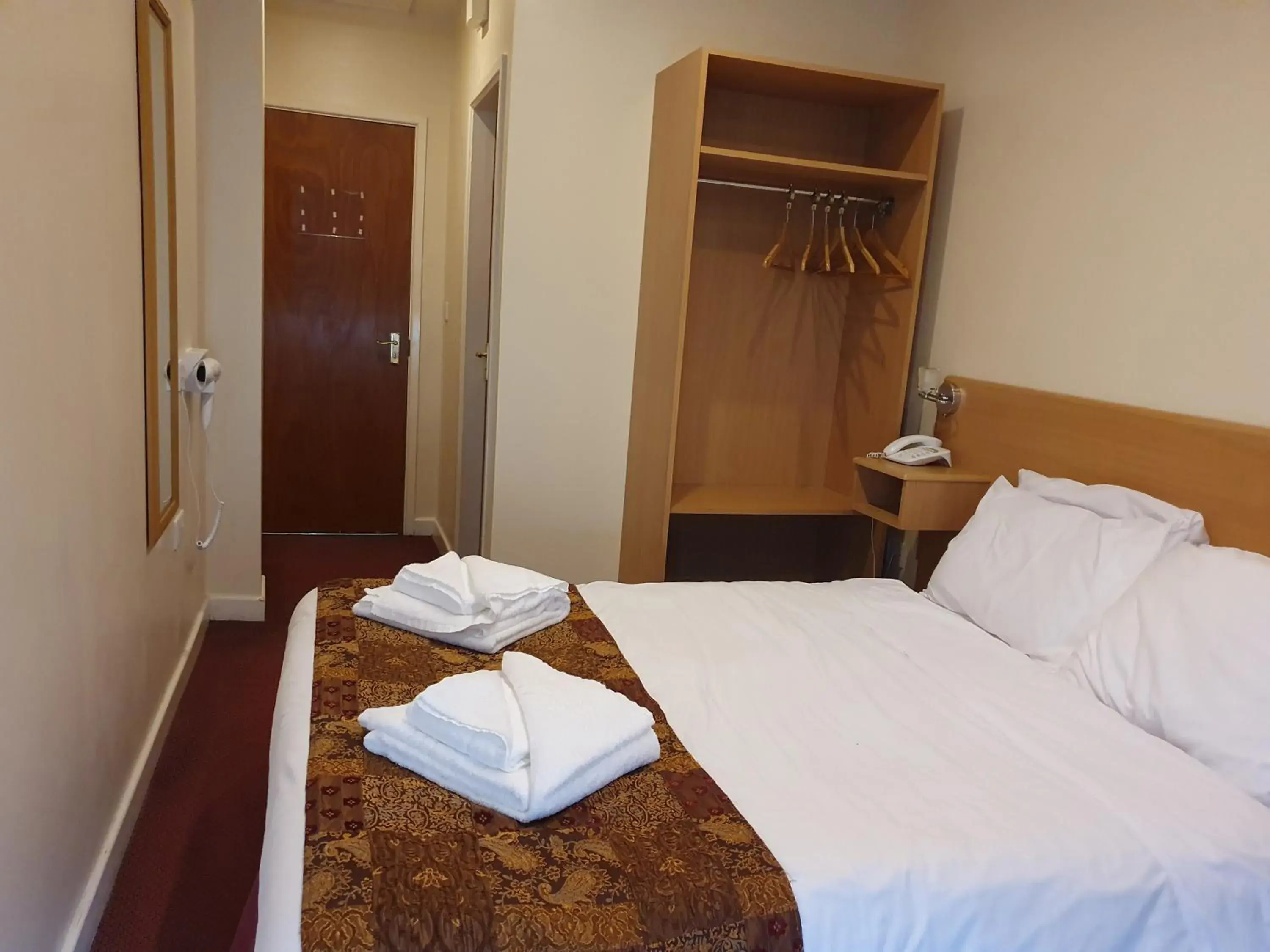 Bedroom, Bed in Royal Square Hotel - NEC & Birmingham Airport