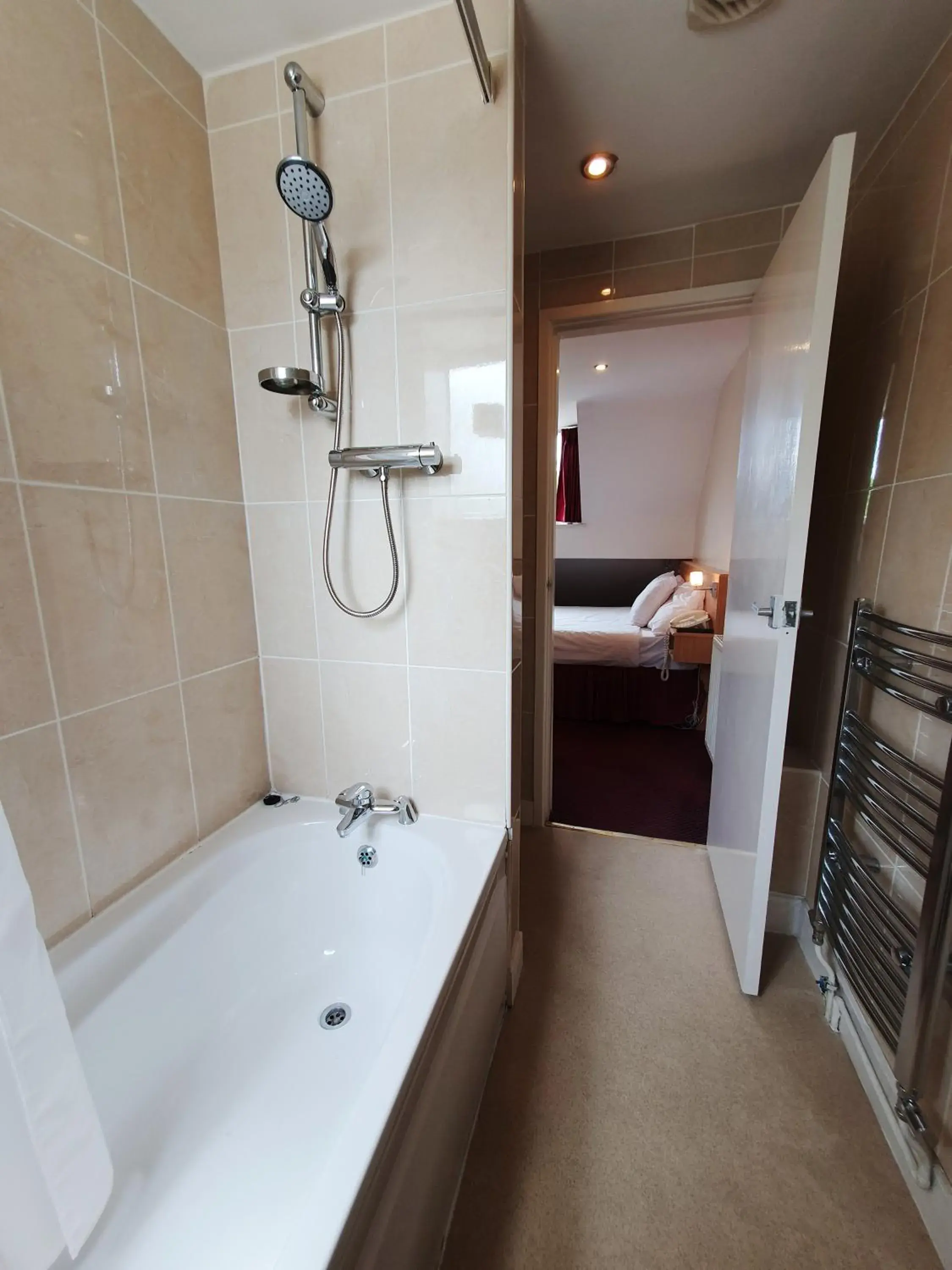 Bathroom in Royal Square Hotel - NEC & Birmingham Airport