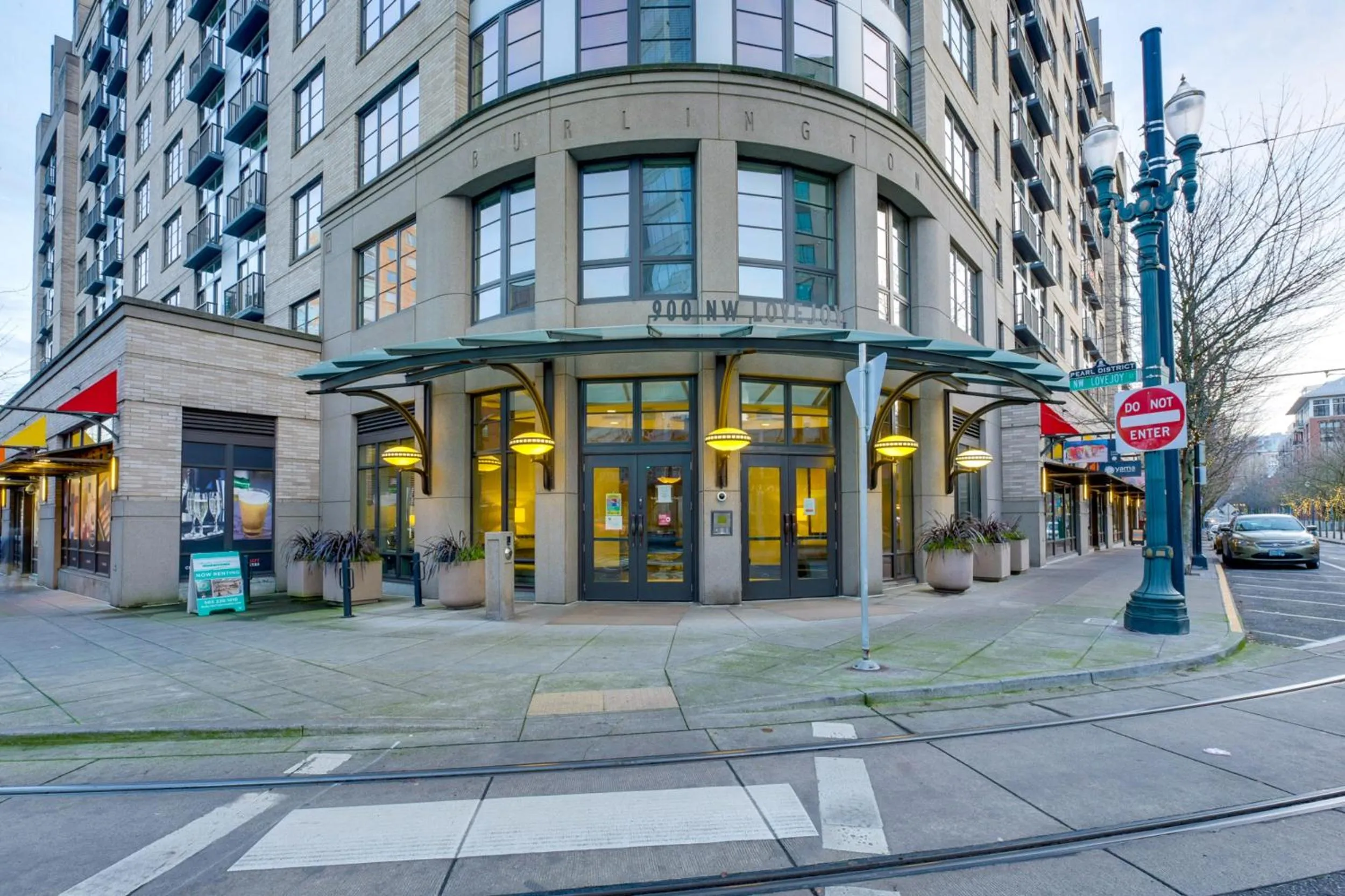 Facade/entrance in Renu Suites at The Burlington Portland