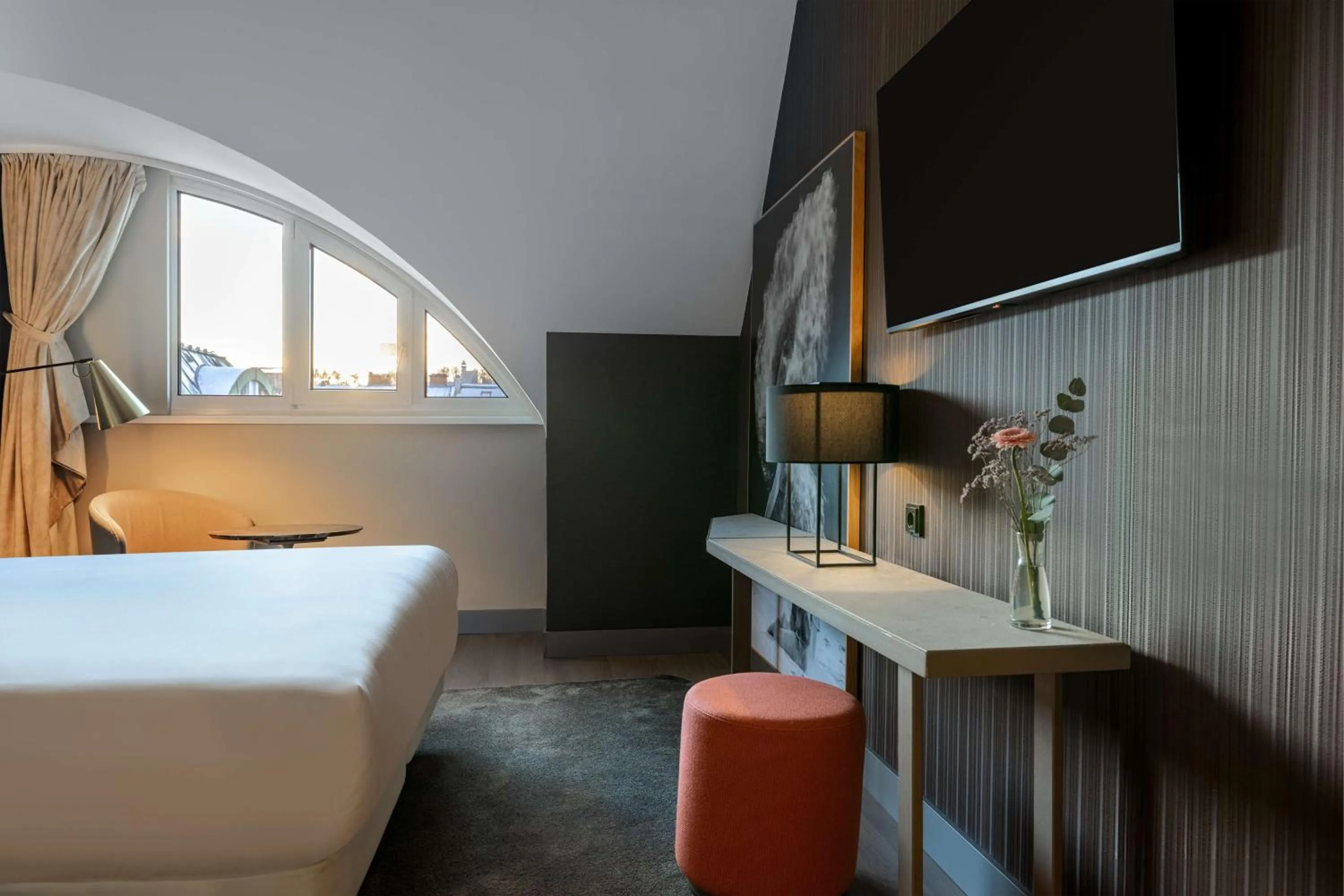 Photo of the whole room, Bed in NH Collection Salzburg City