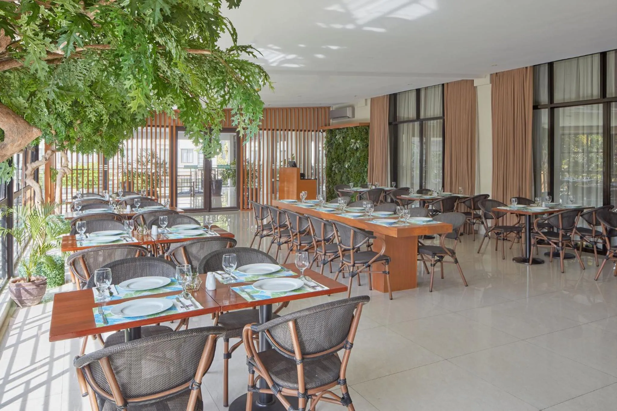 Restaurant/places to eat in Holiday Inn & Suites Batangas LimaPark by IHG