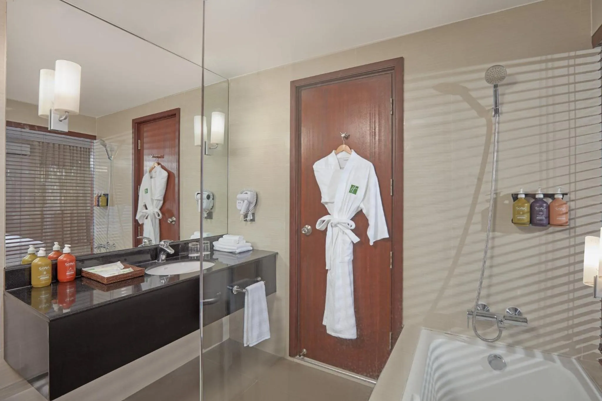 Bathroom in Holiday Inn & Suites Batangas LimaPark by IHG