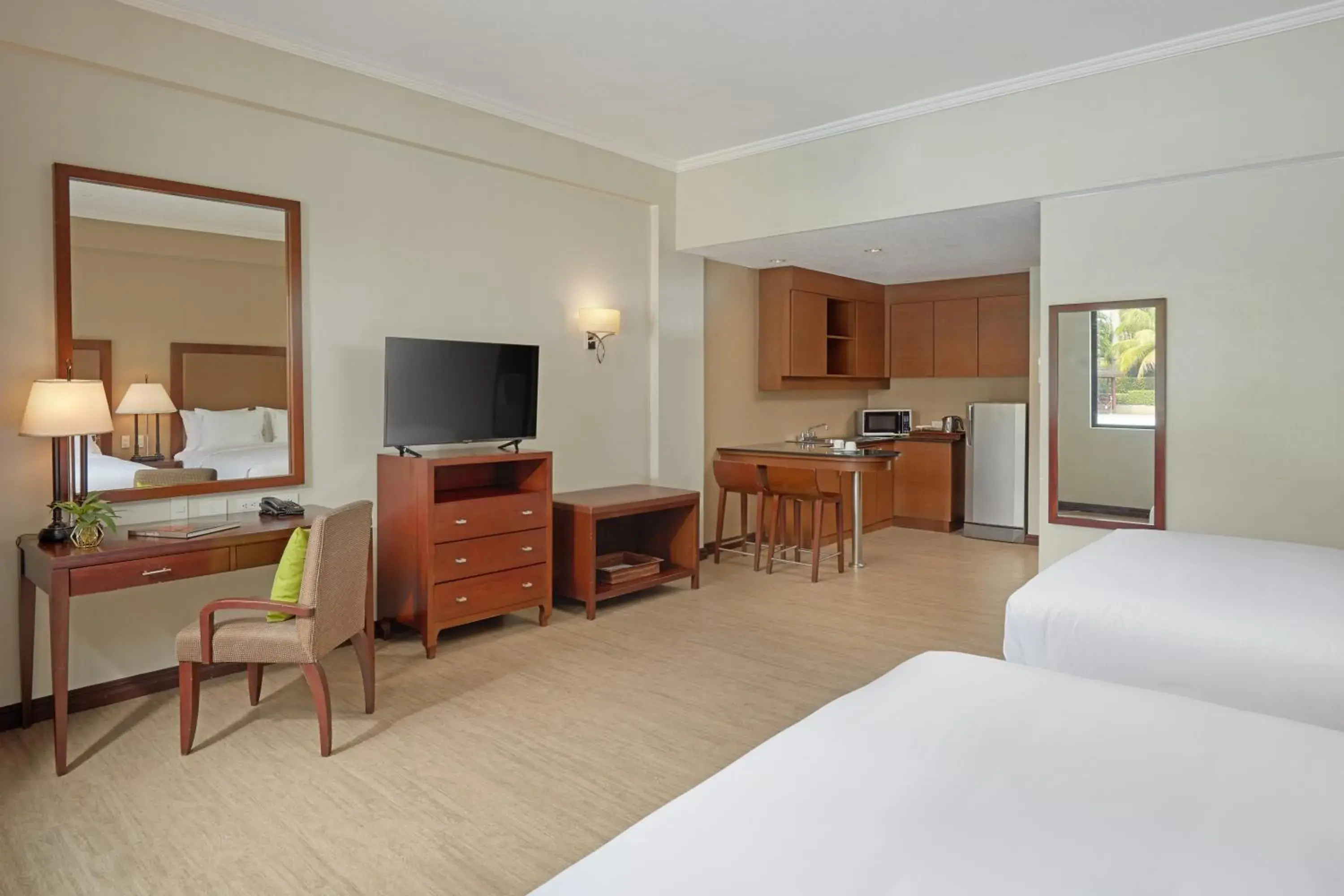TV and multimedia, Bed in Holiday Inn & Suites Batangas LimaPark by IHG TV and multimedia, Bed in Holiday Inn & Suites Batangas LimaPark by IHG