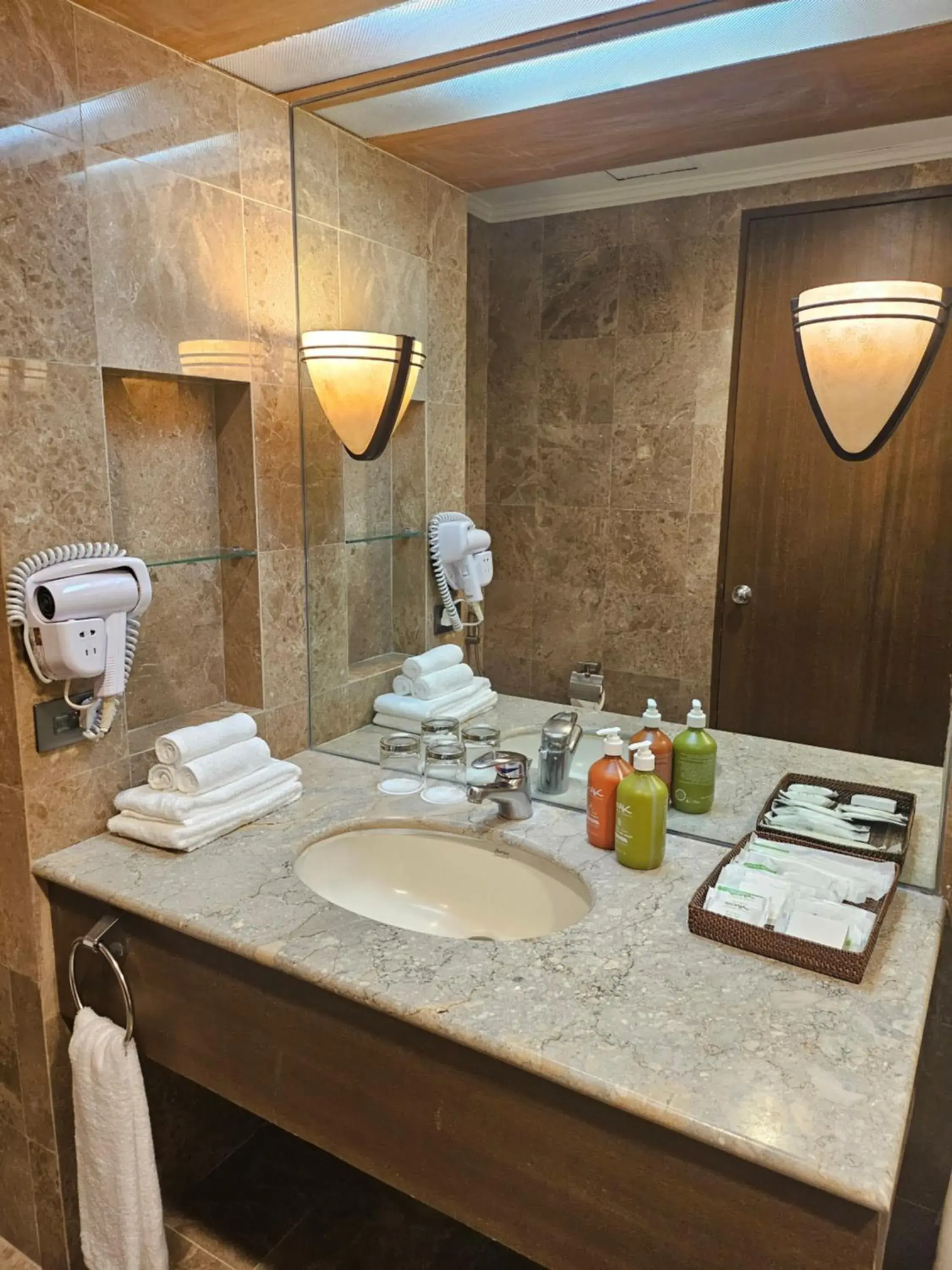 Bathroom in Holiday Inn & Suites Batangas LimaPark by IHG Bathroom in Holiday Inn & Suites Batangas LimaPark by IHG