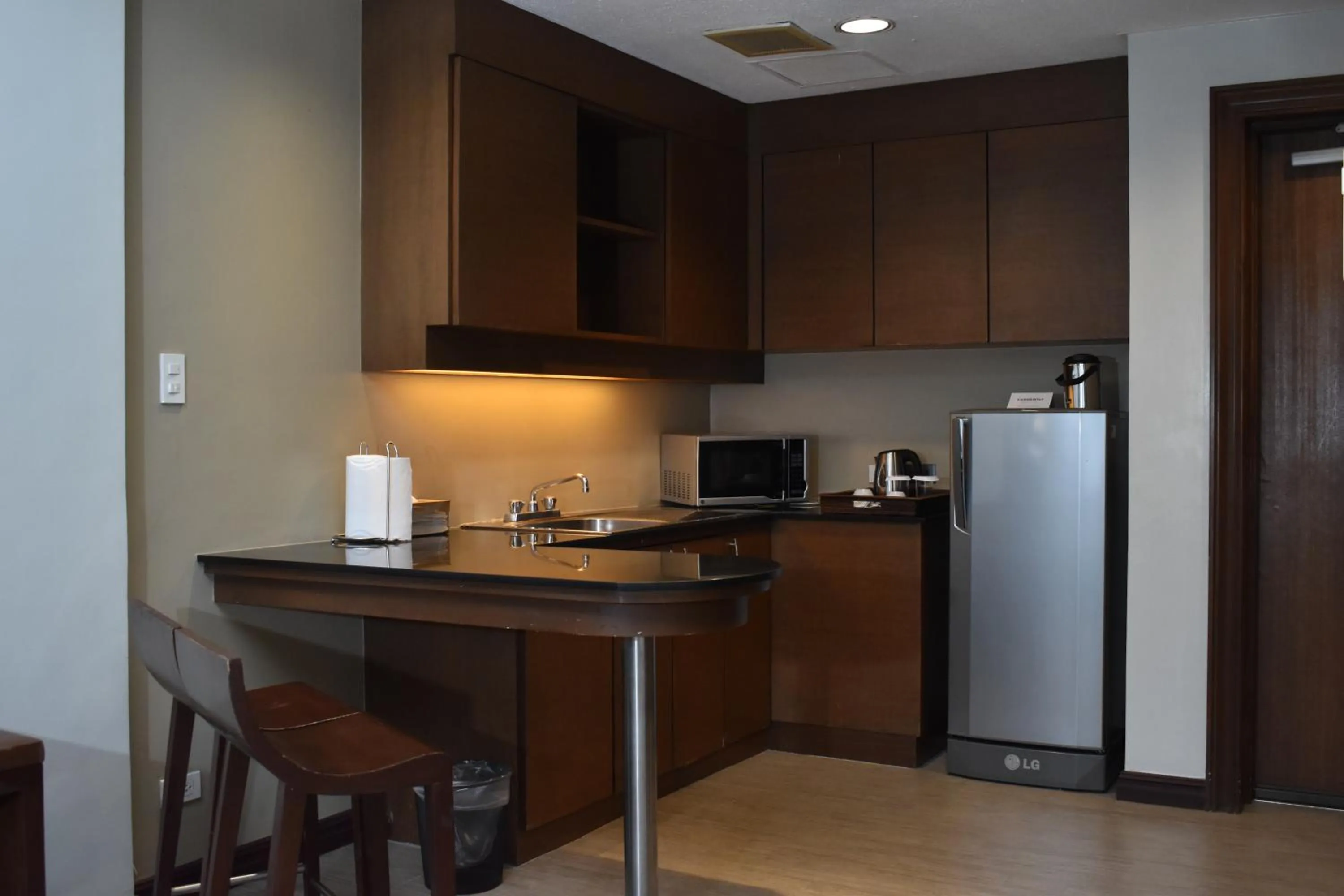 Kitchen or kitchenette in Holiday Inn & Suites Batangas LimaPark by IHG