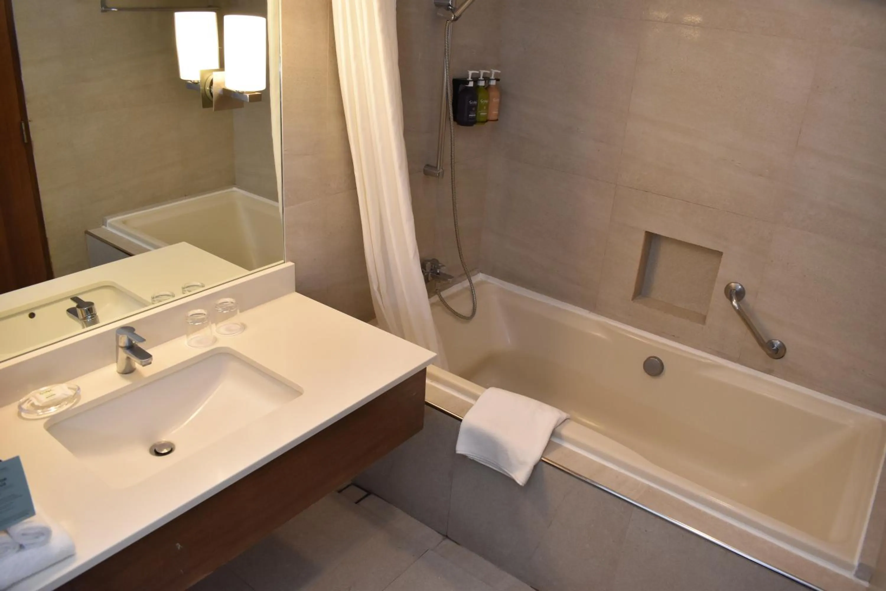 Bath in Holiday Inn & Suites Batangas LimaPark by IHG