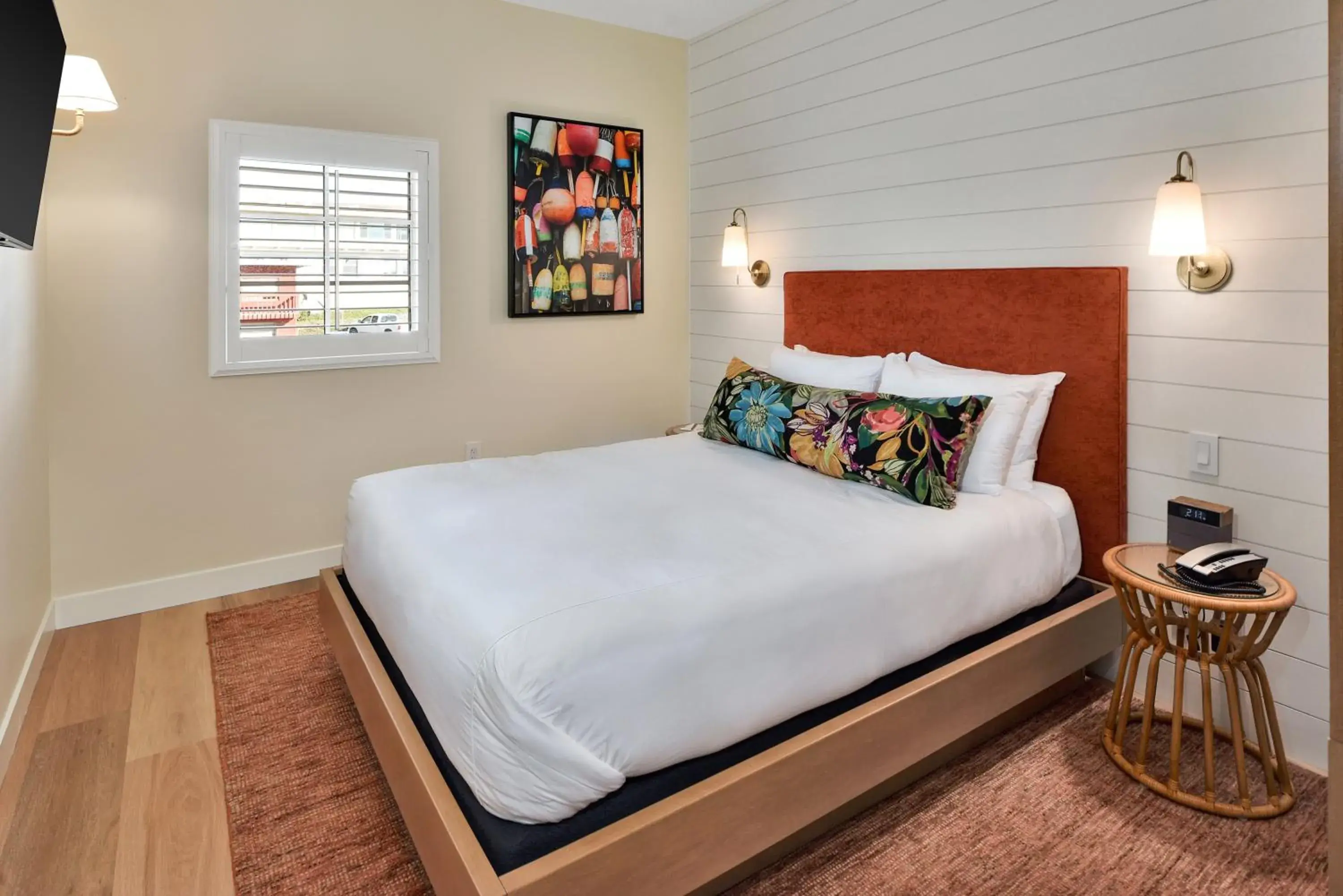 Queen Bed - Town View in Inn At Rose's Landing Queen Bed - Town View in Inn At Rose's Landing