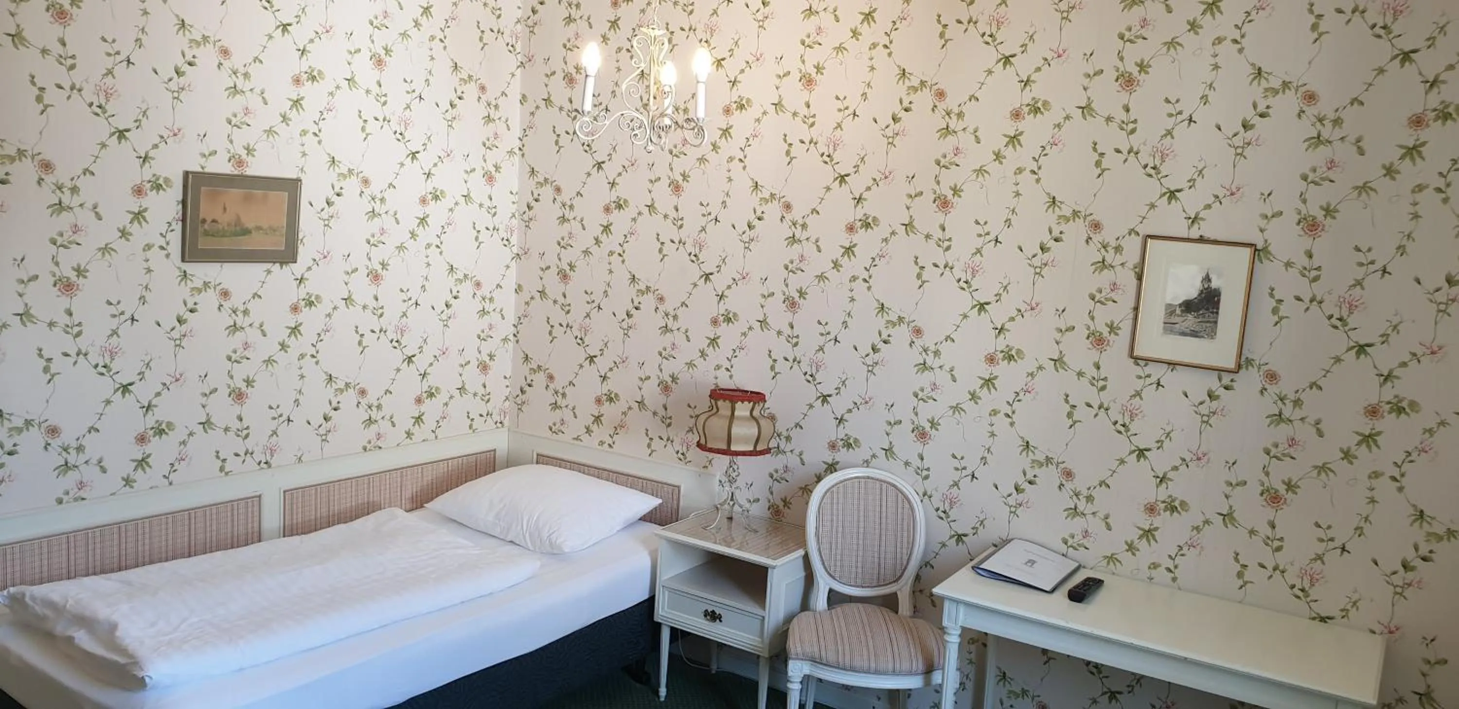 Bed in Hotel Hohenstauffen