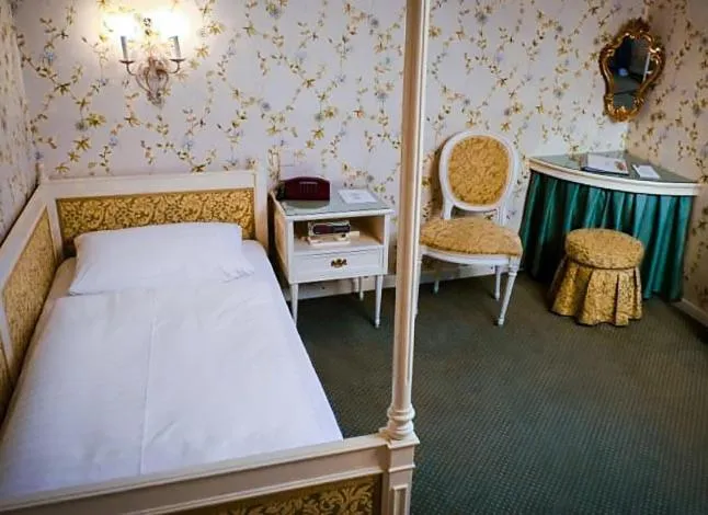 Bed in Hotel Hohenstauffen