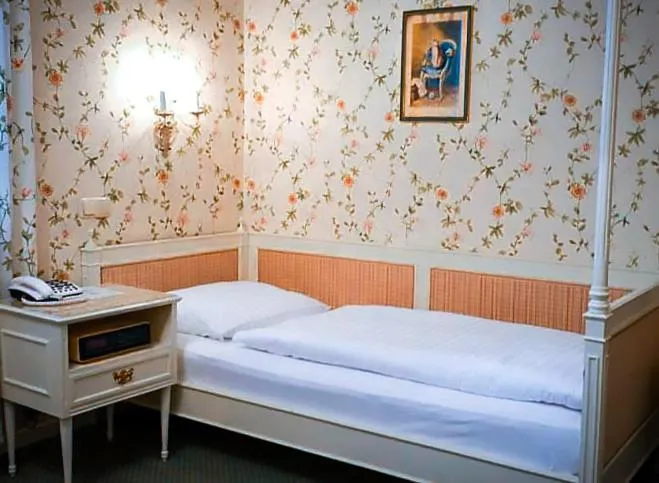 Bed in Hotel Hohenstauffen