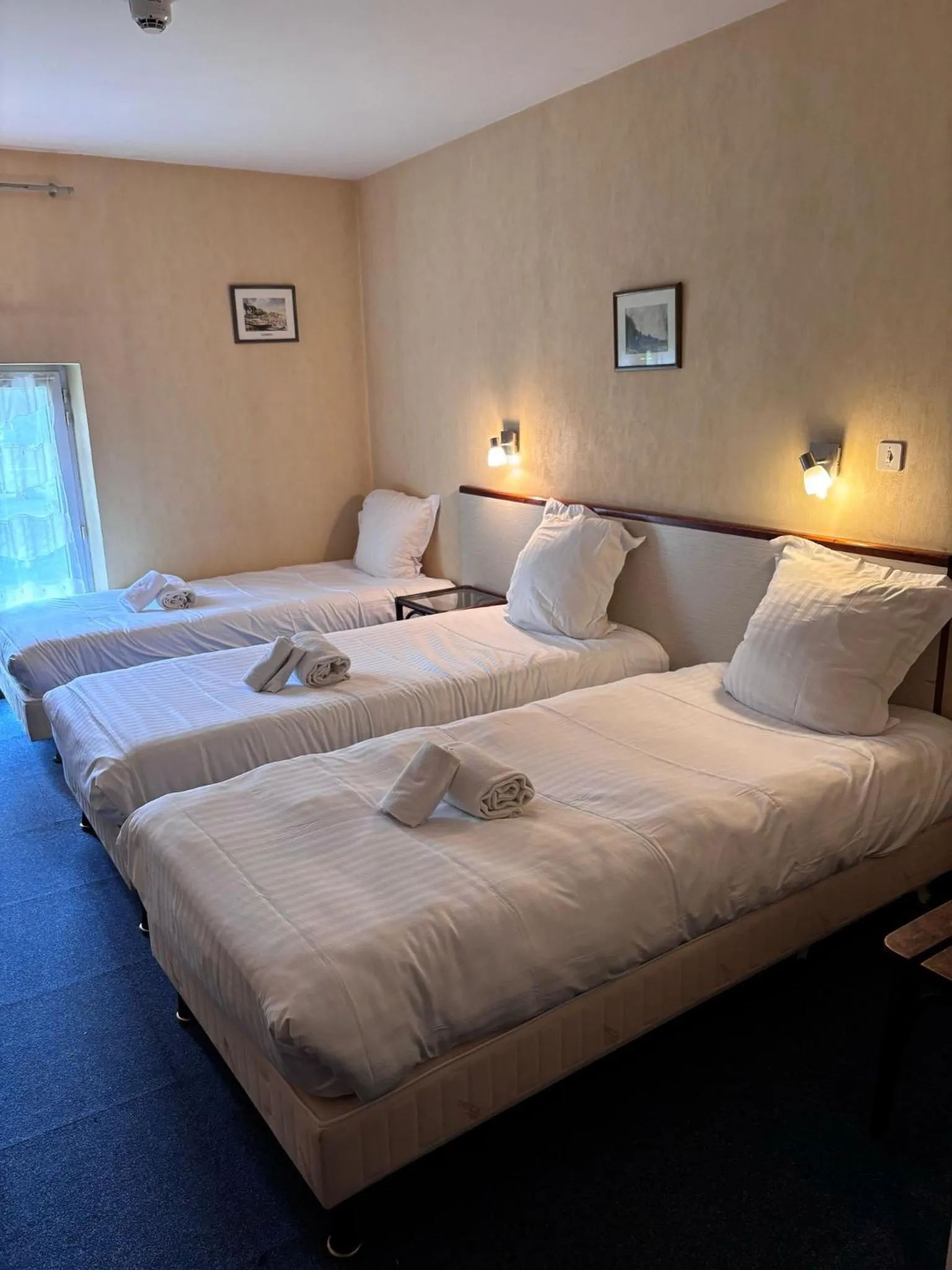 Bed in Hotel du Saumon, Verneuil sur Avre