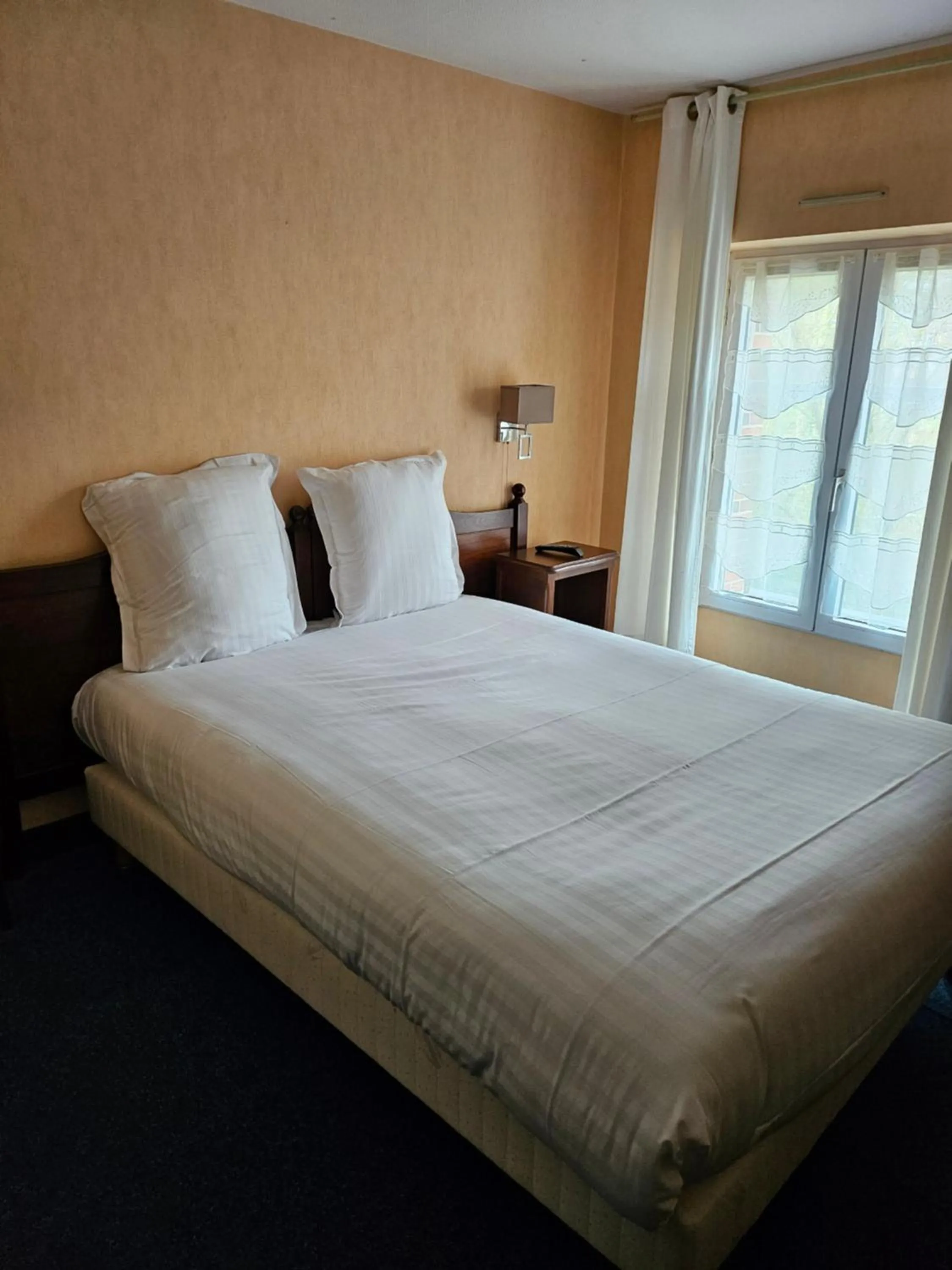 Bedroom, Bed in Hotel du Saumon, Verneuil sur Avre