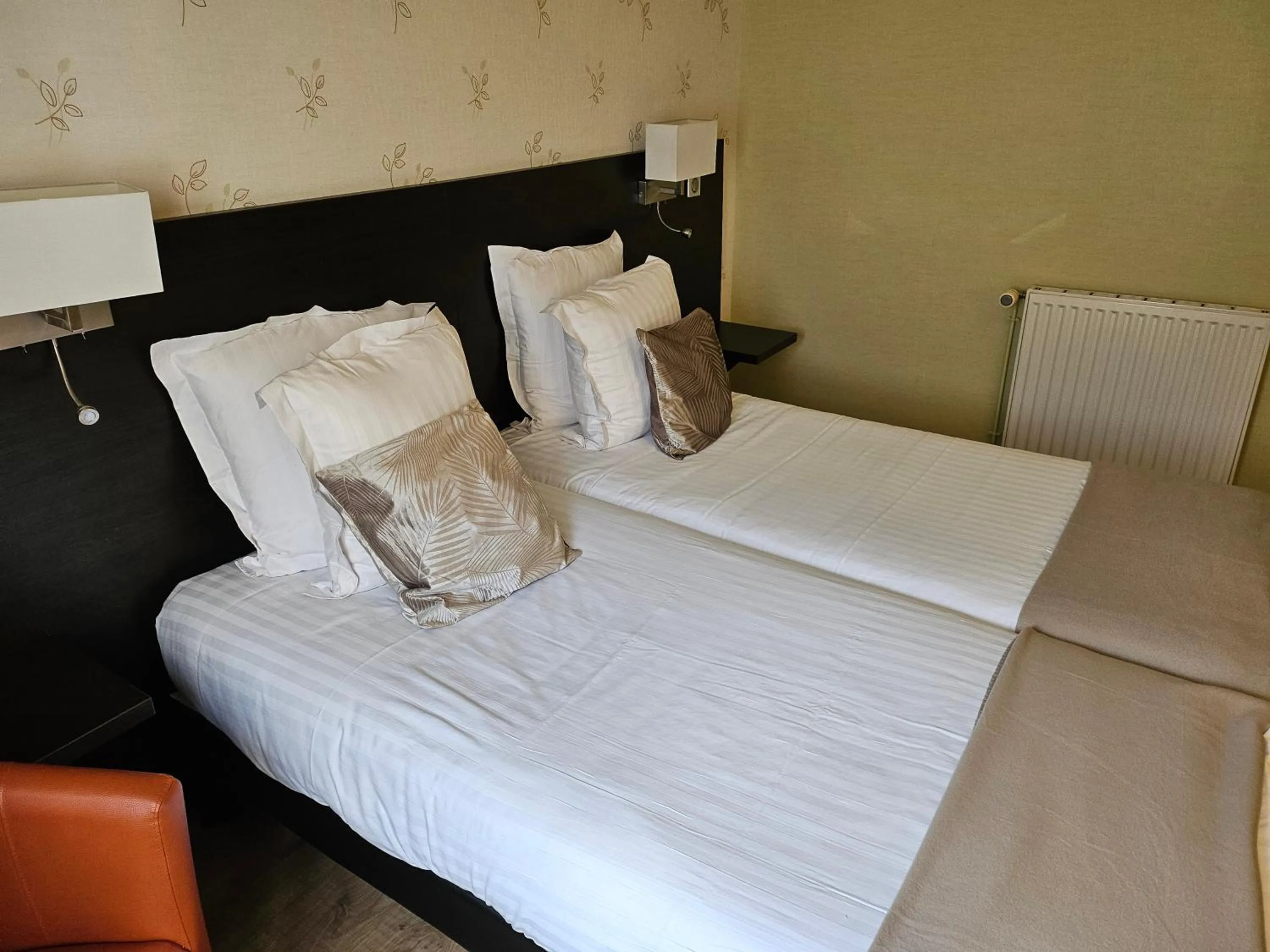 Bed in Hotel du Saumon, Verneuil sur Avre