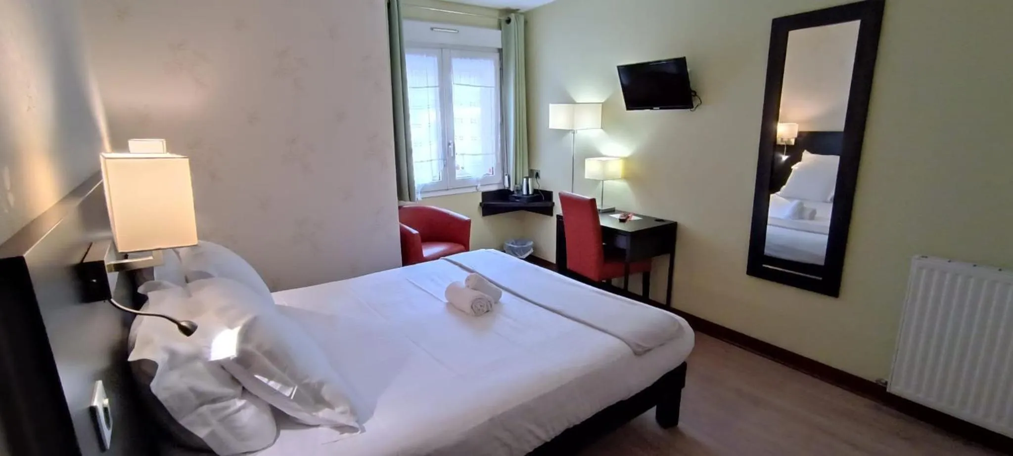 Bed in Hotel du Saumon, Verneuil sur Avre