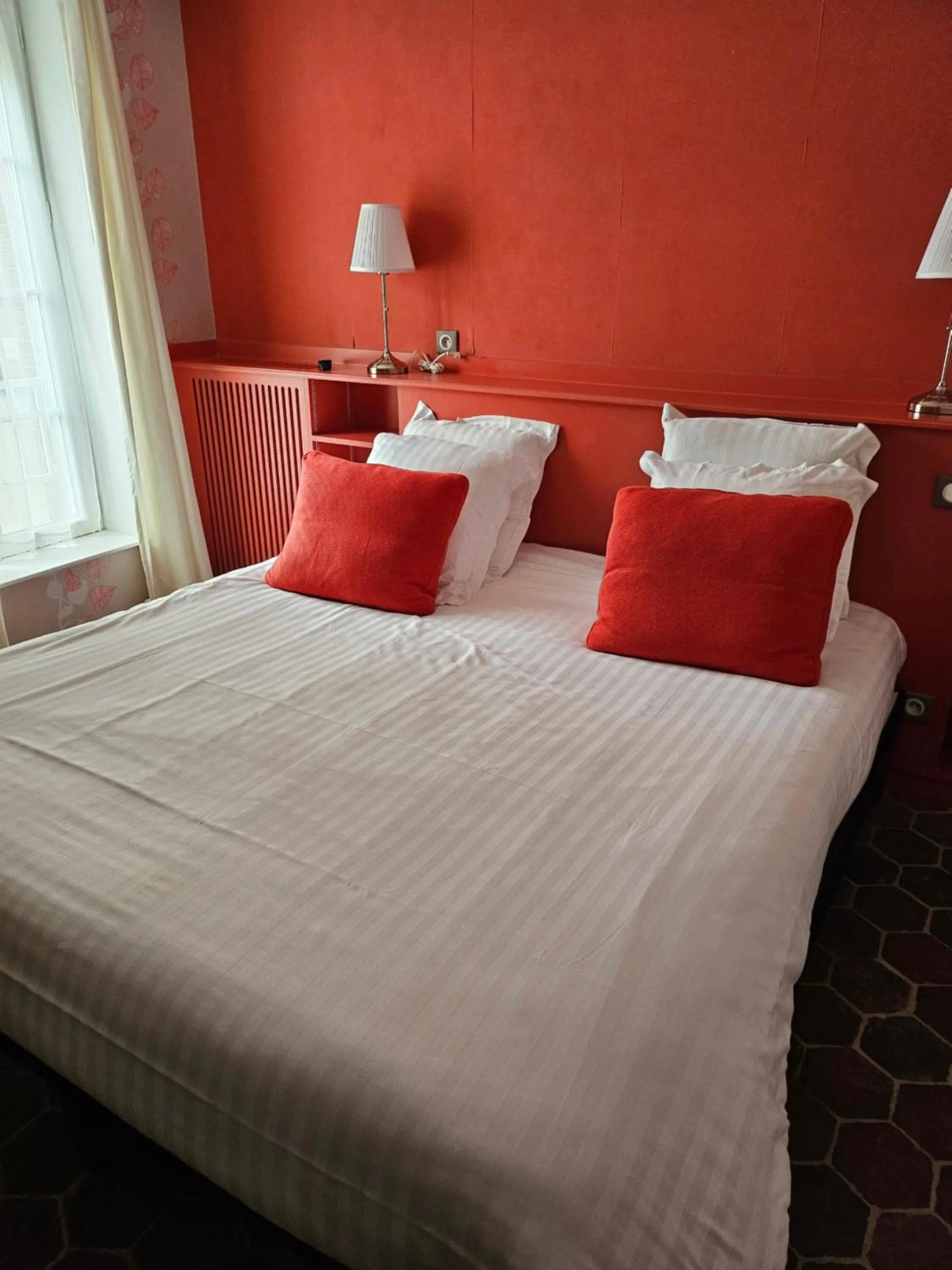 Bed in Hotel du Saumon, Verneuil sur Avre