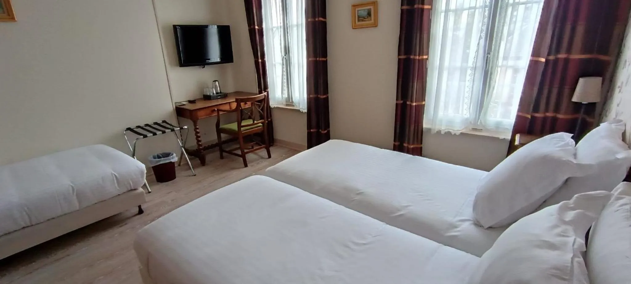 Bed in Hotel du Saumon, Verneuil sur Avre