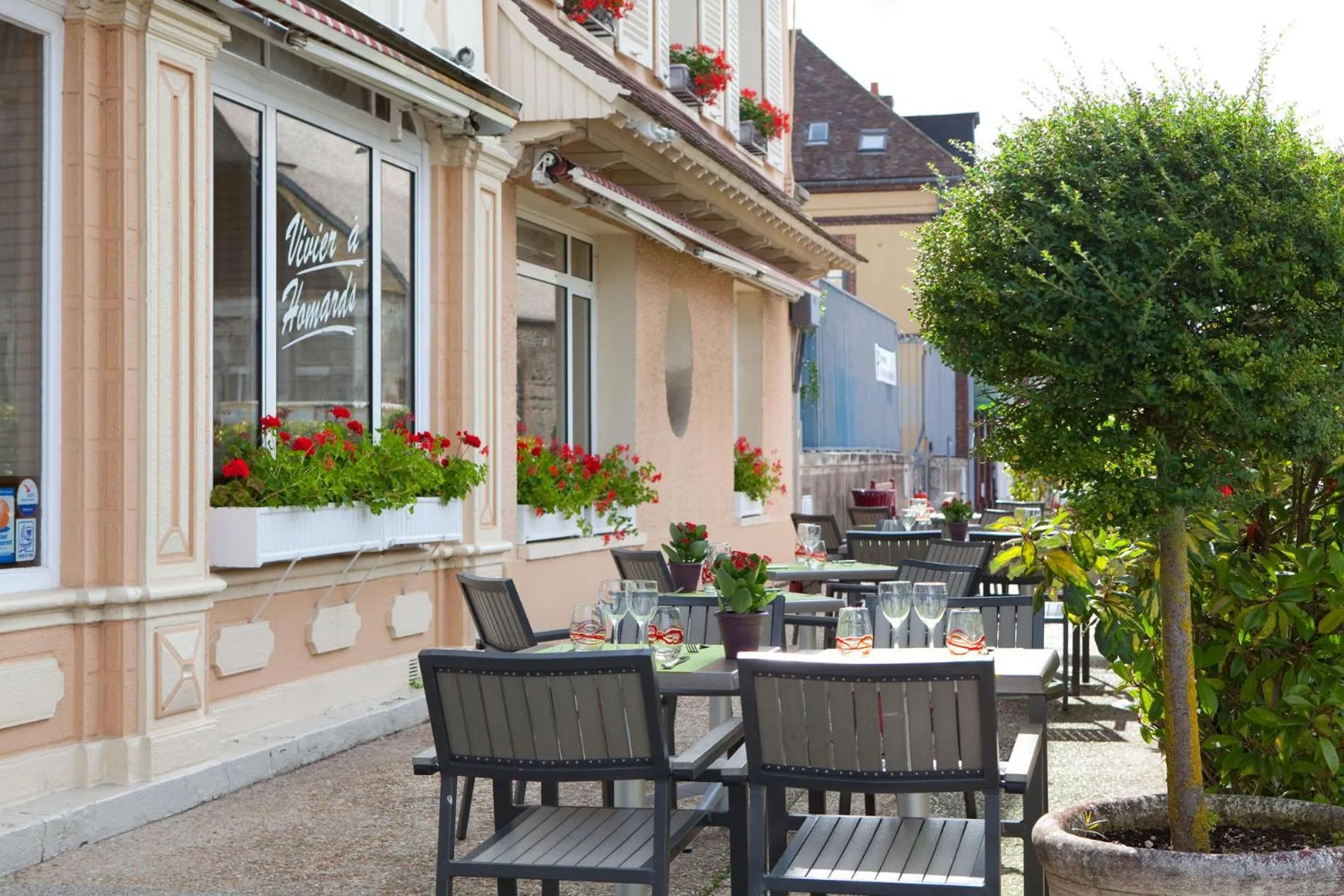 Patio in Hotel du Saumon, Verneuil sur Avre